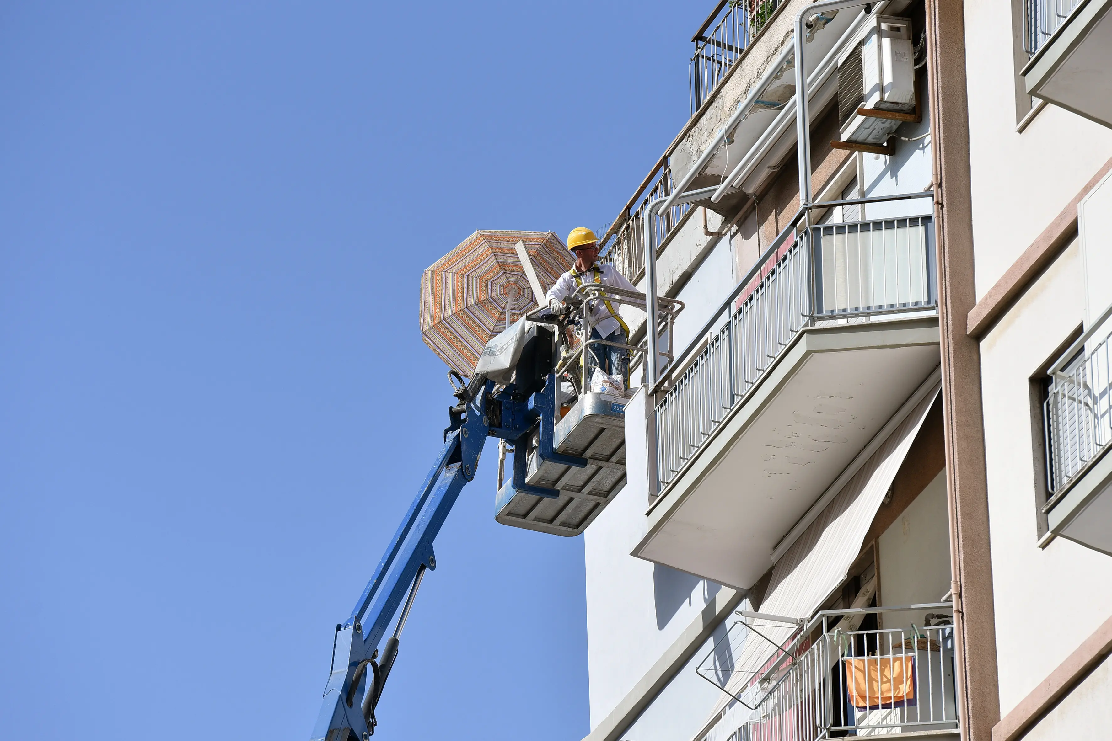 Modena, muore a 73 anni cadendo per il crollo di un cestello elevatore