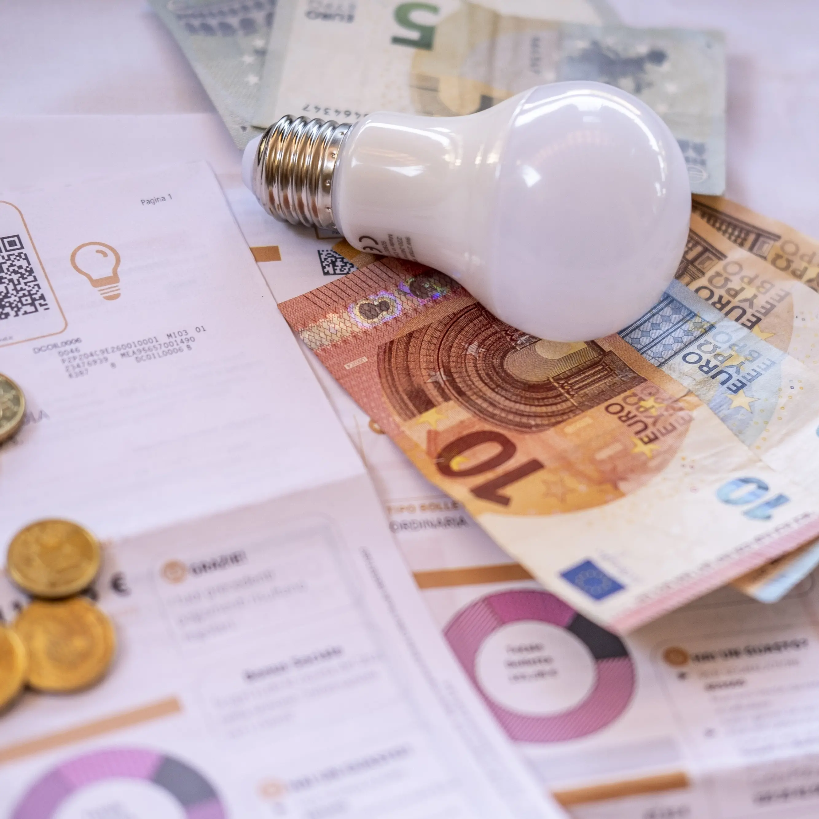 Bollette, sindacati Ue: senza misure, rincari fino a 1.800 euro