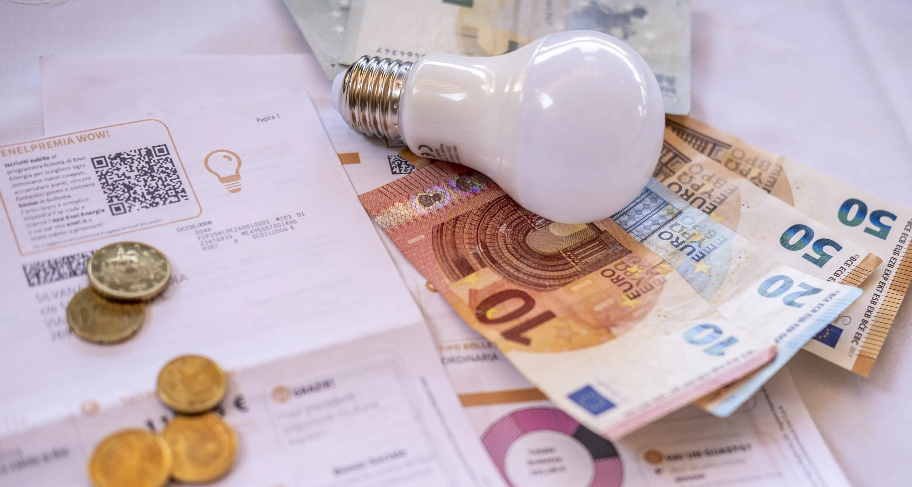 Bollette, sindacati Ue: senza misure, rincari fino a 1.800 euro