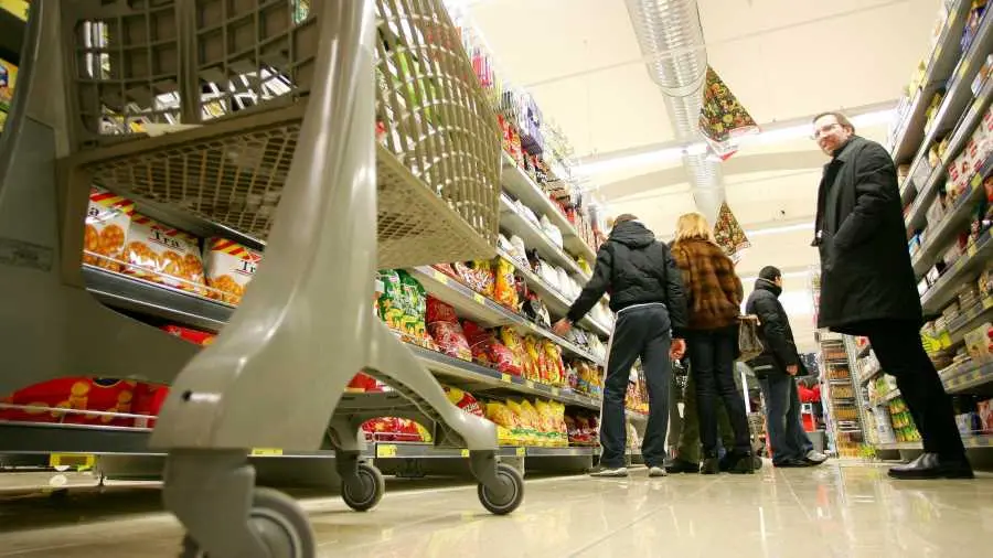 Inflazione, il conto lo pagano giovani, operai e famiglie