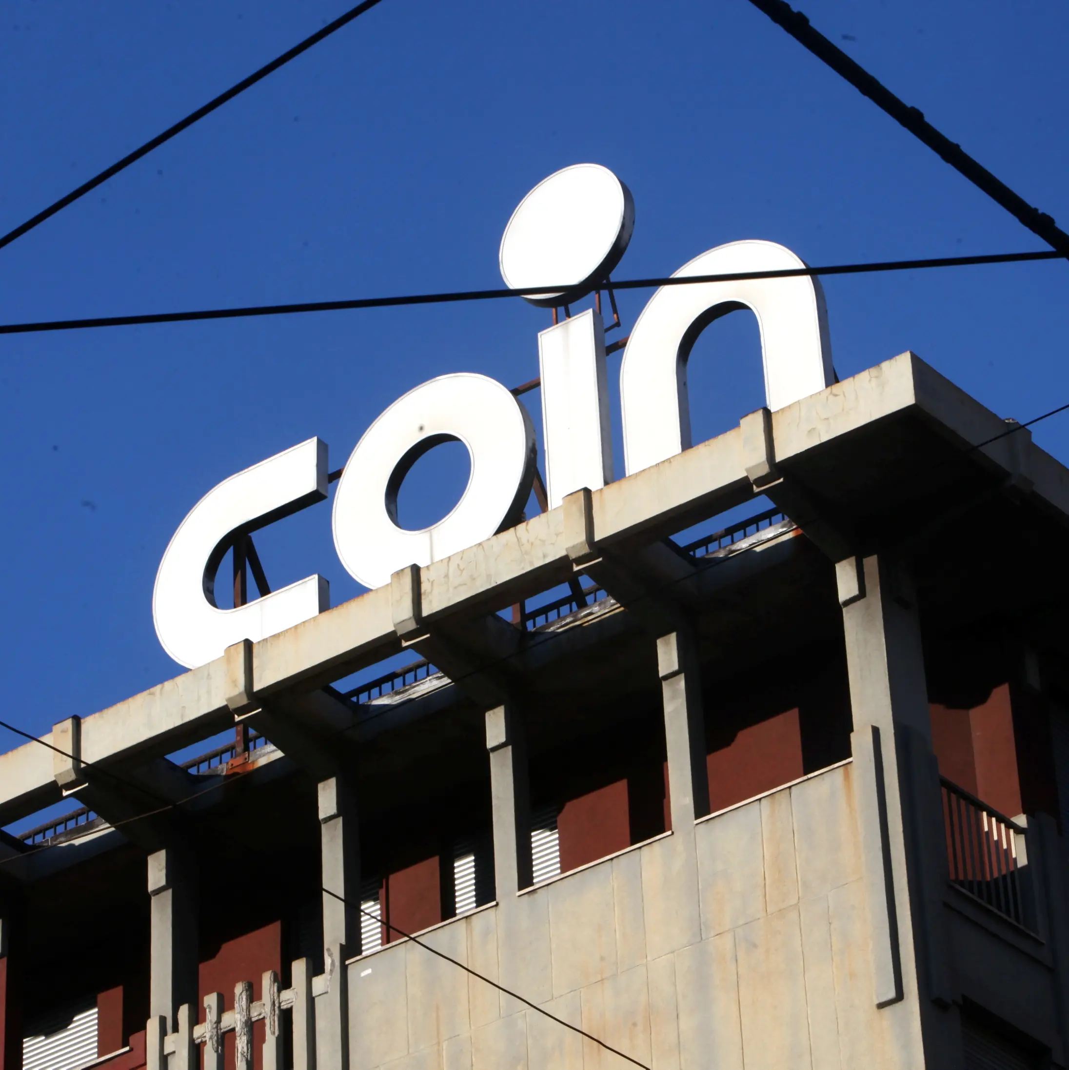 Coin, firmato accordo per gestire la crisi