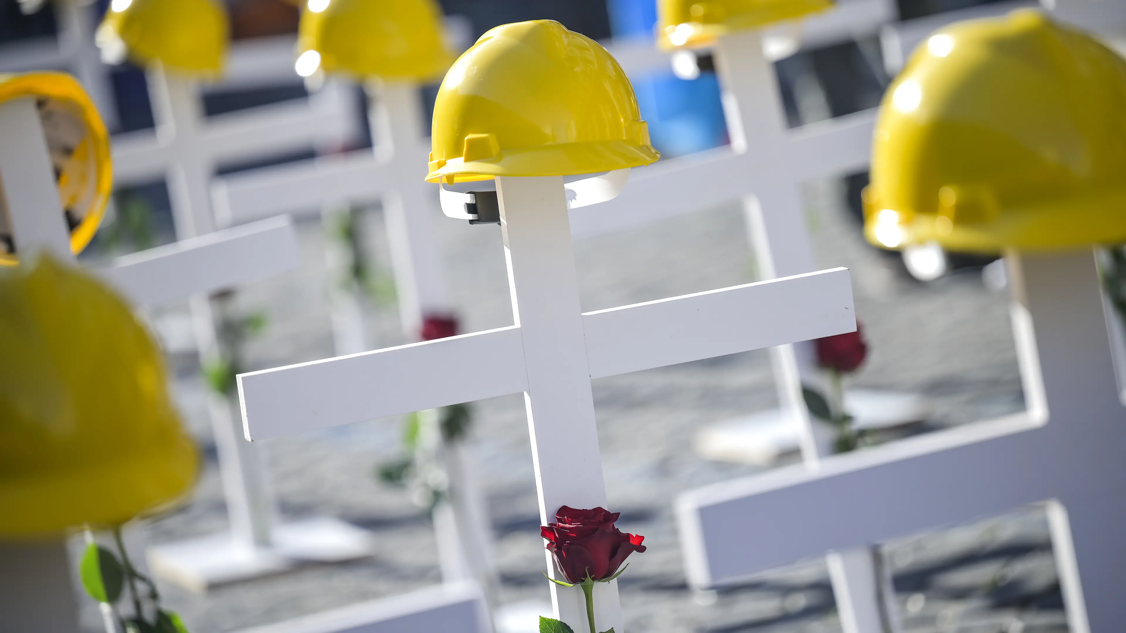 Taranto, colpito da palo mentre lavora al cimitero, muore operaio