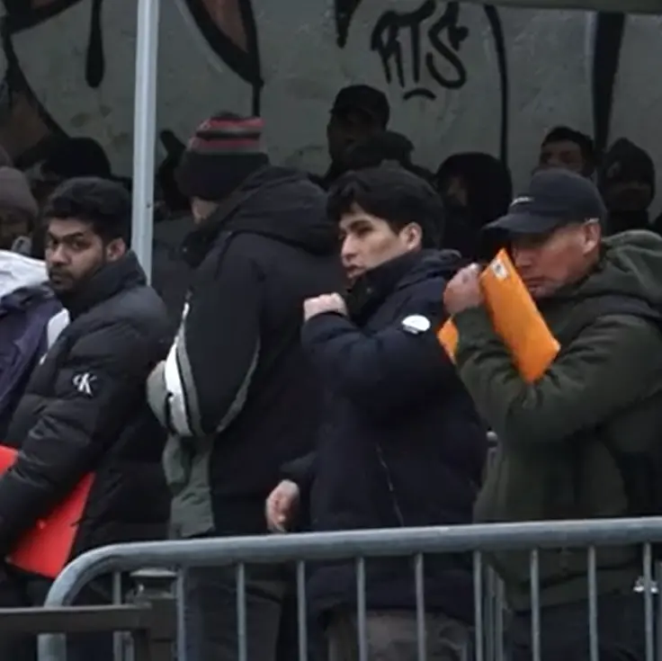 Torino, lunghe code di migranti all’unico sportello per i permessi di soggiorno