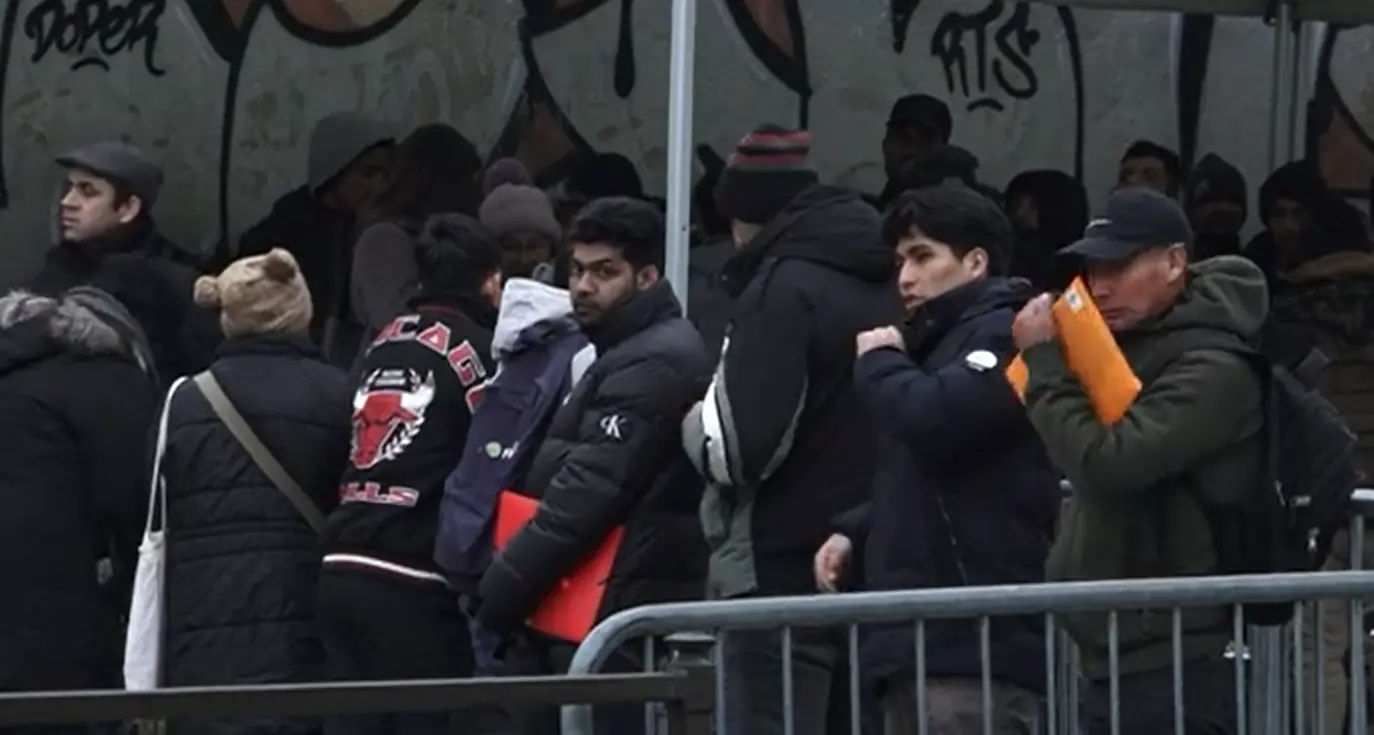 Torino, lunghe code di migranti all’unico sportello per i permessi di soggiorno