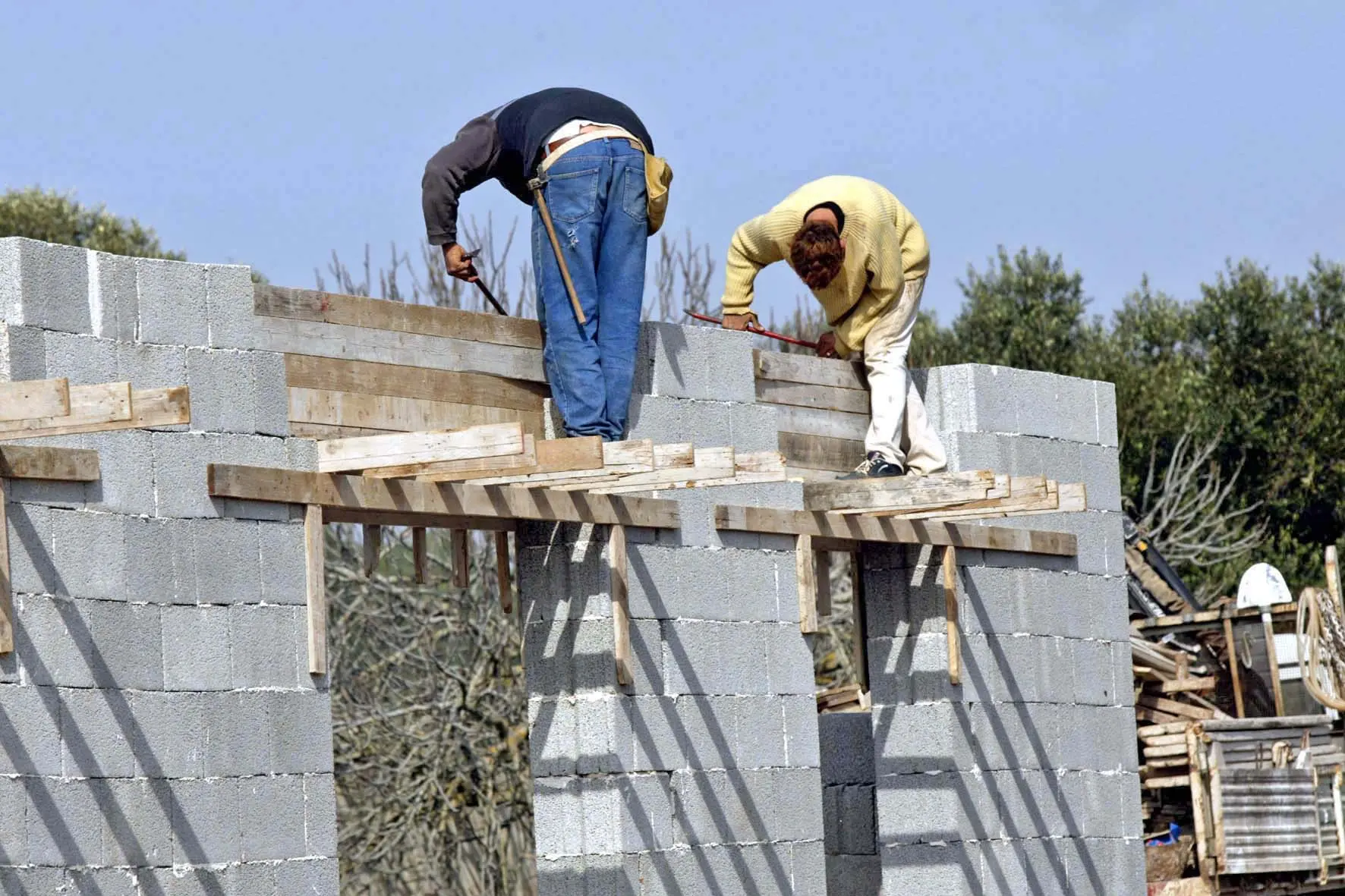 Operaio 67enne muore cadendo da impalcatura nel Vicentino