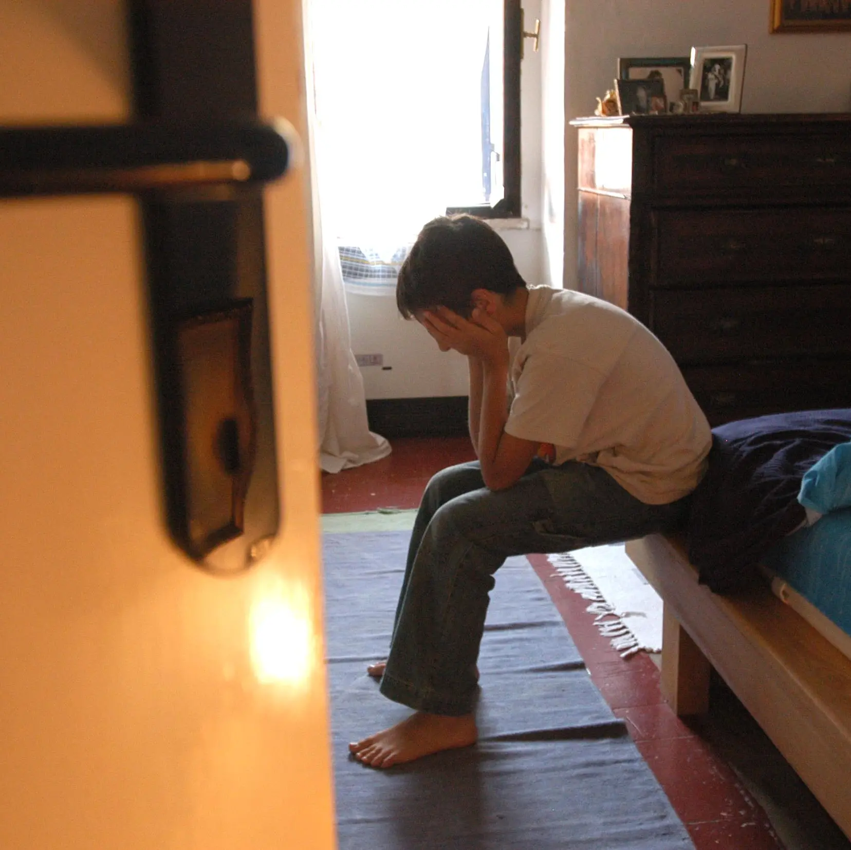 Tredicenne precipita e muore. Aveva lasciato un biglietto: “Stanco della scuola”