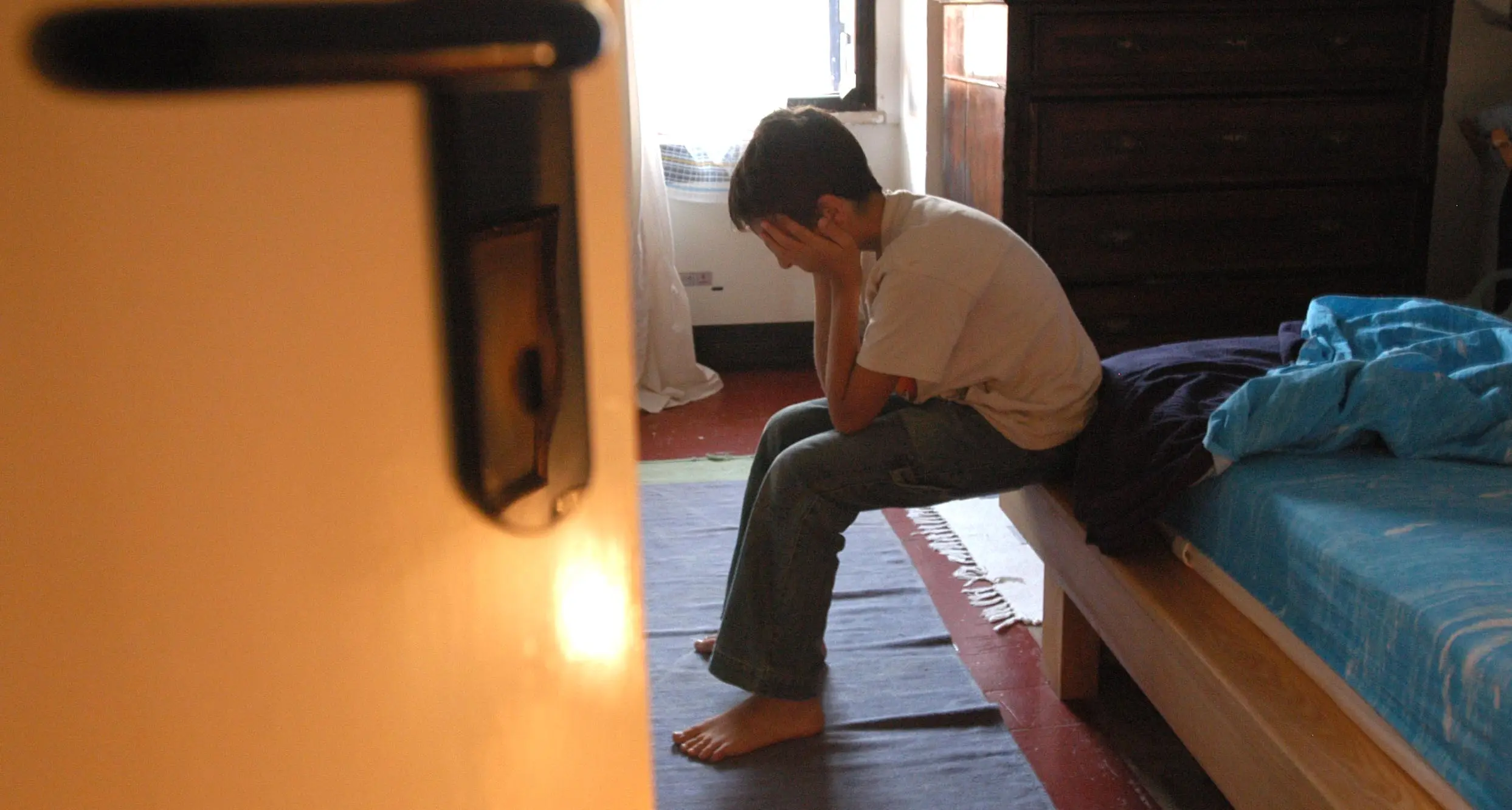 Tredicenne precipita e muore. Aveva lasciato un biglietto: “Stanco della scuola”