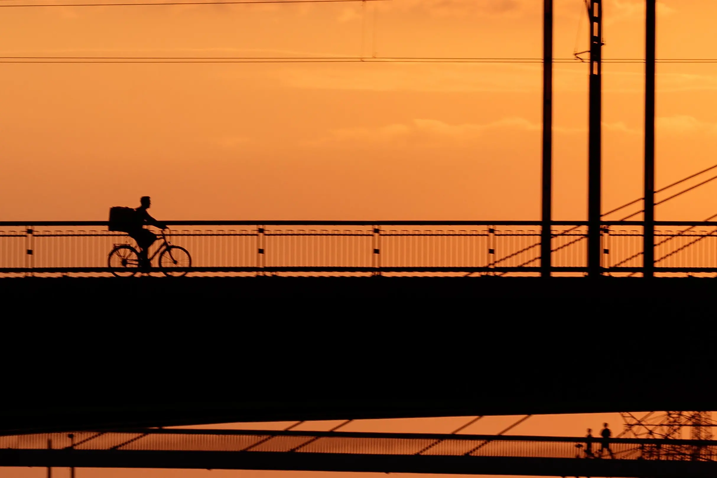Torino, rider trovato morto in strada, travolto da un’auto che non si è fermata