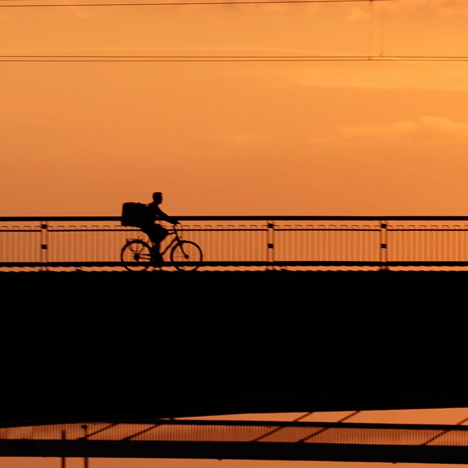 Torino, rider trovato morto in strada, travolto da un’auto che non si è fermata
