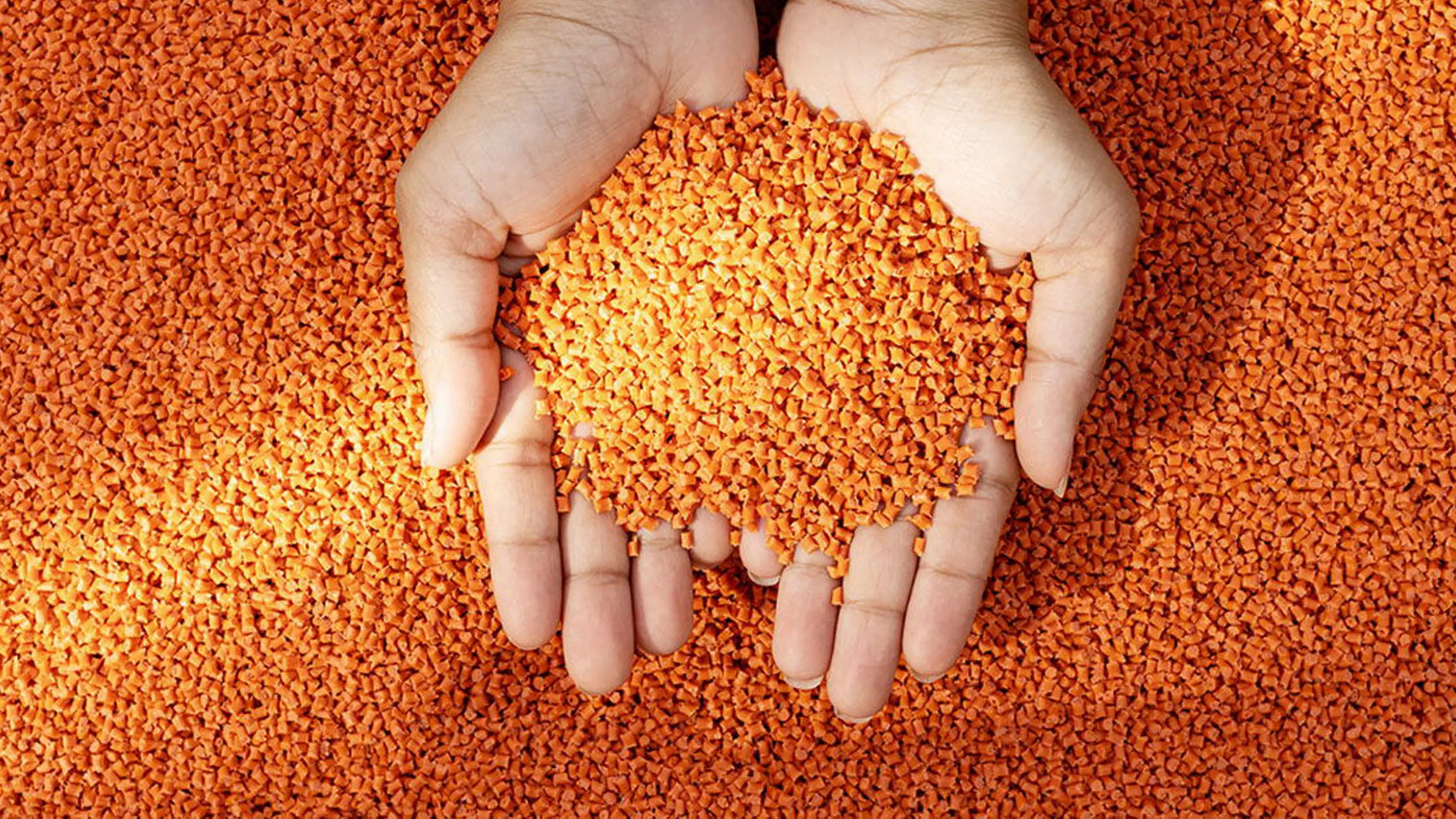 La guerra in Iran fa impennare il prezzo delle materie plastiche