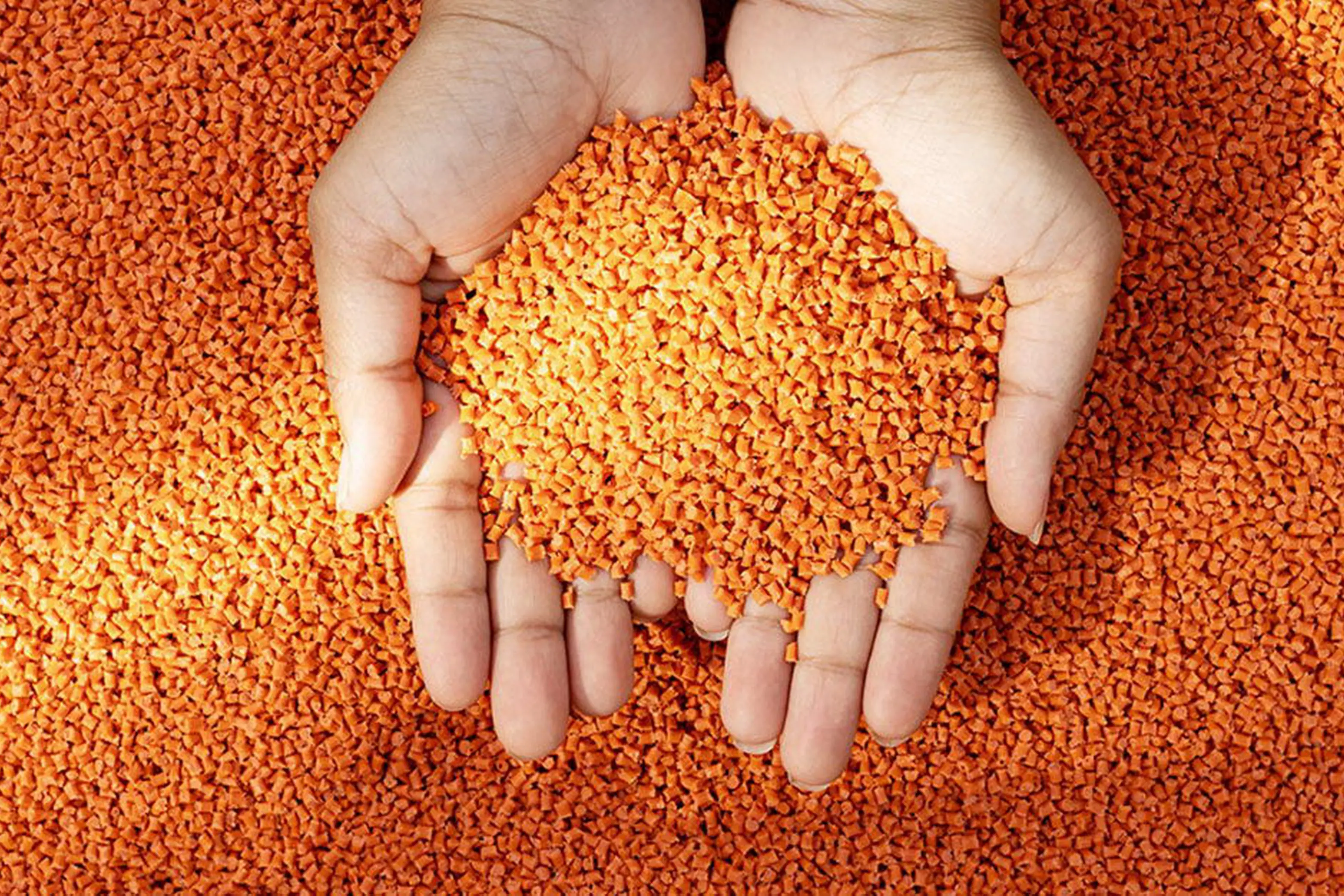 La guerra in Iran fa impennare il prezzo delle materie plastiche