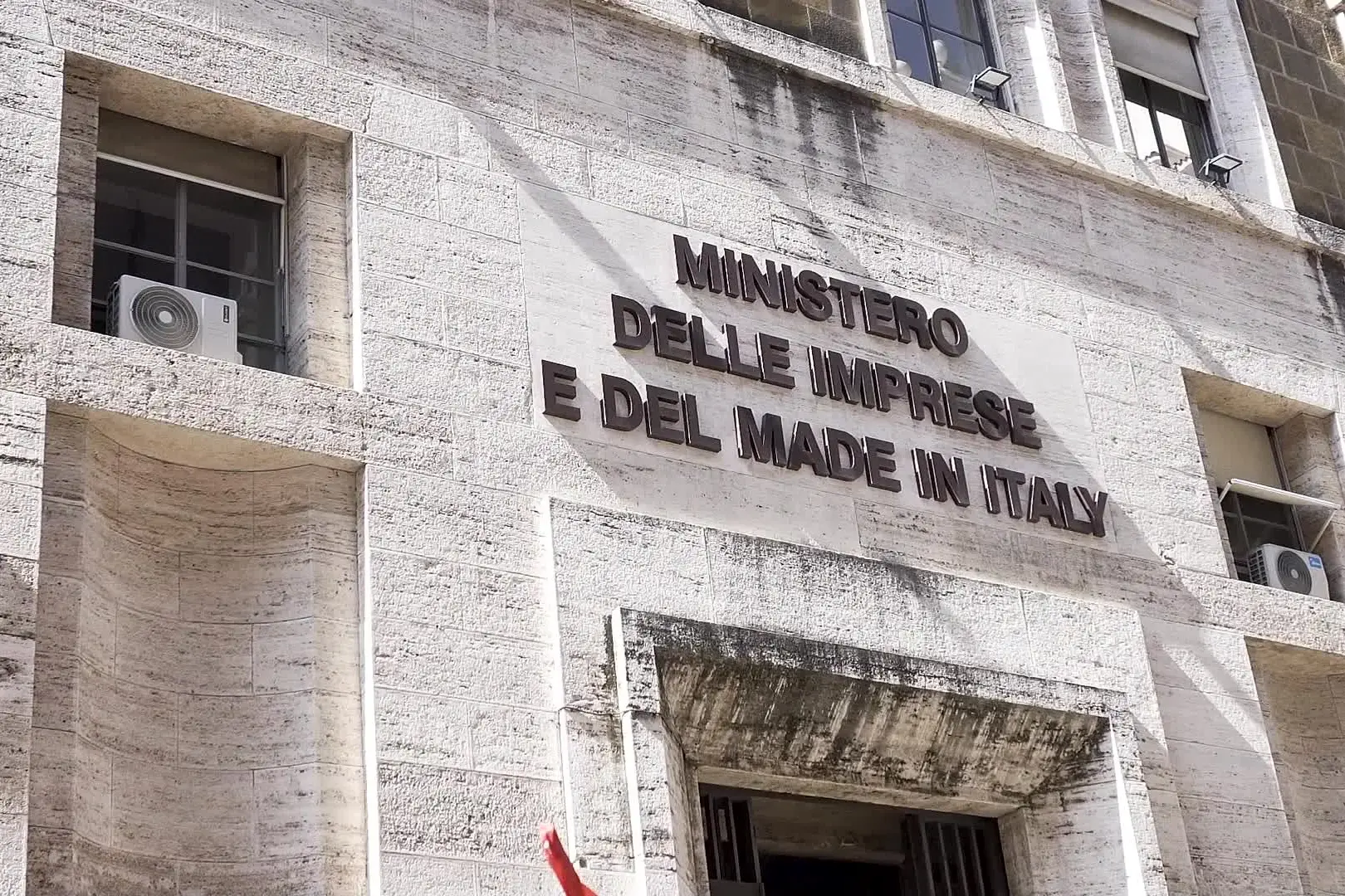 Natuzzi, sindacati esclusi dal tavolo al Mimit