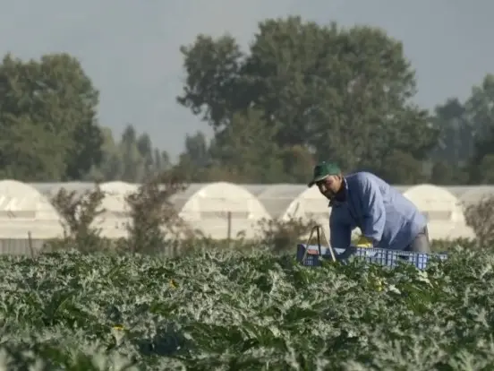 Morto il lavoratore indiano abbandonato all’ospedale
