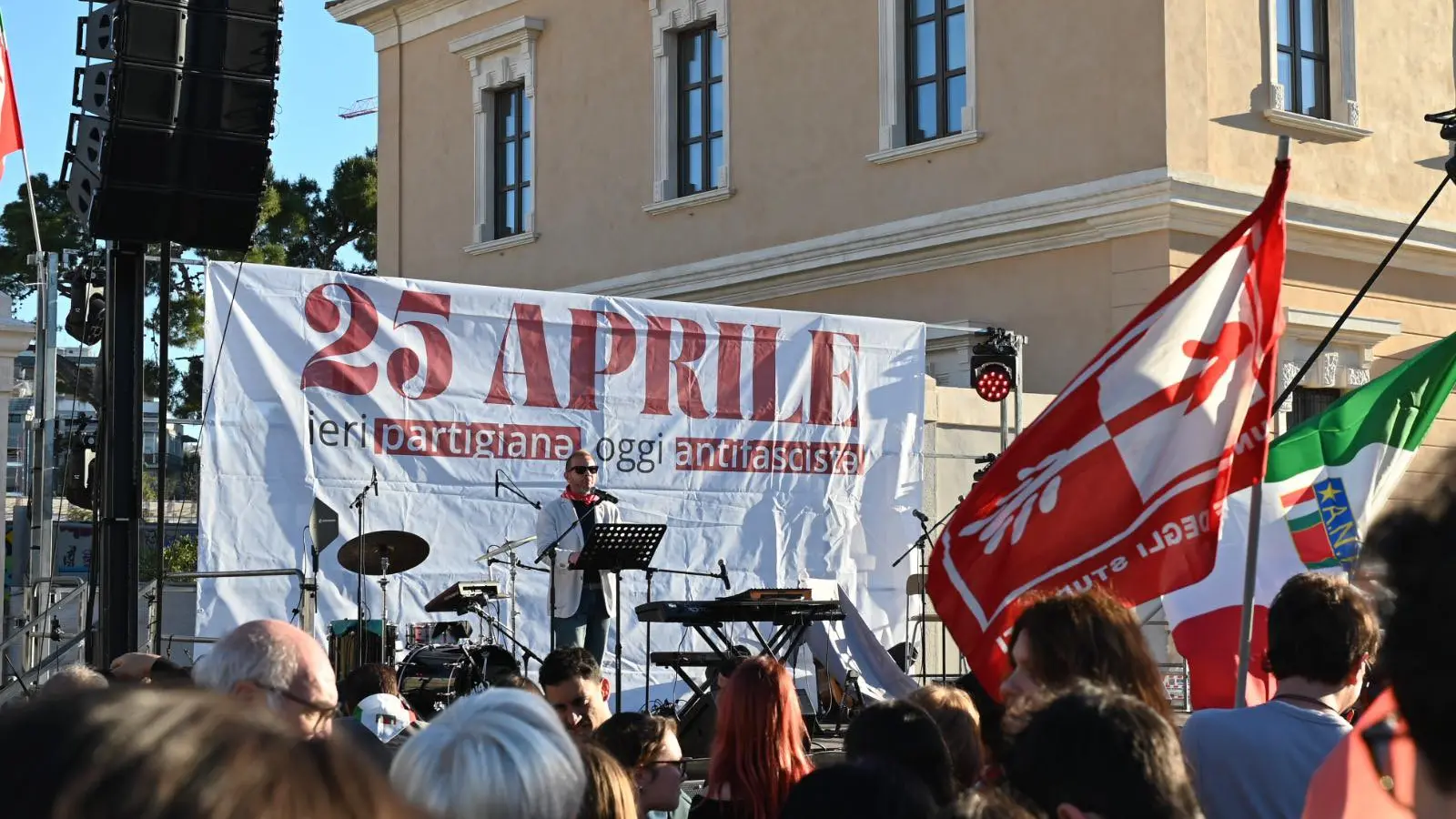 <p>Domenico Ficco, segretario generale Cgil Bari, parla dal palco del 25 aprile</p>\\n