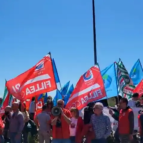 Natuzzi, continua la protesta: i lavoratori bloccano le strade a Santeramo