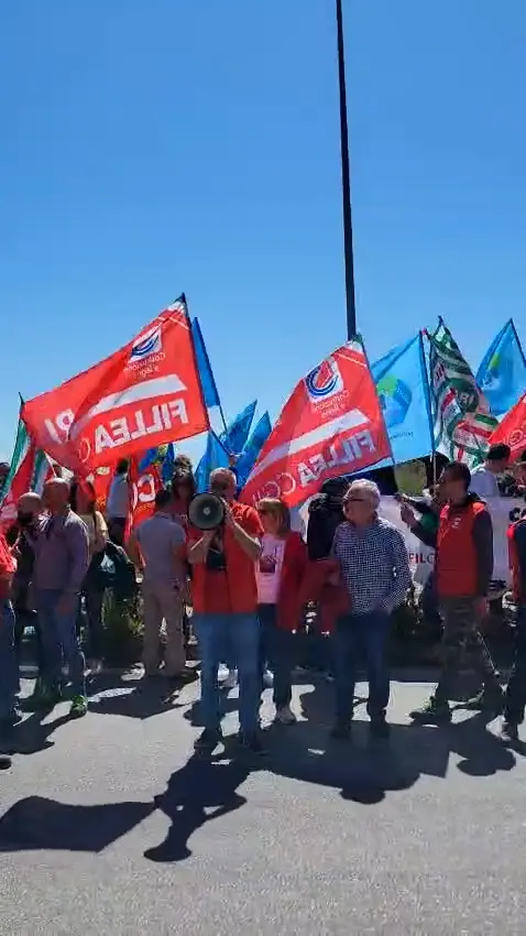 Natuzzi, continua la protesta: i lavoratori bloccano le strade a Santeramo