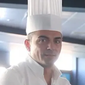 “Niente gay, fancazzisti e comunisti in cucina”. Condannato per discriminazione l’autore dell’annuncio di lavoro