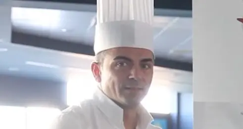 “Niente gay, fancazzisti e comunisti in cucina”. Condannato per discriminazione l’autore dell’annuncio di lavoro