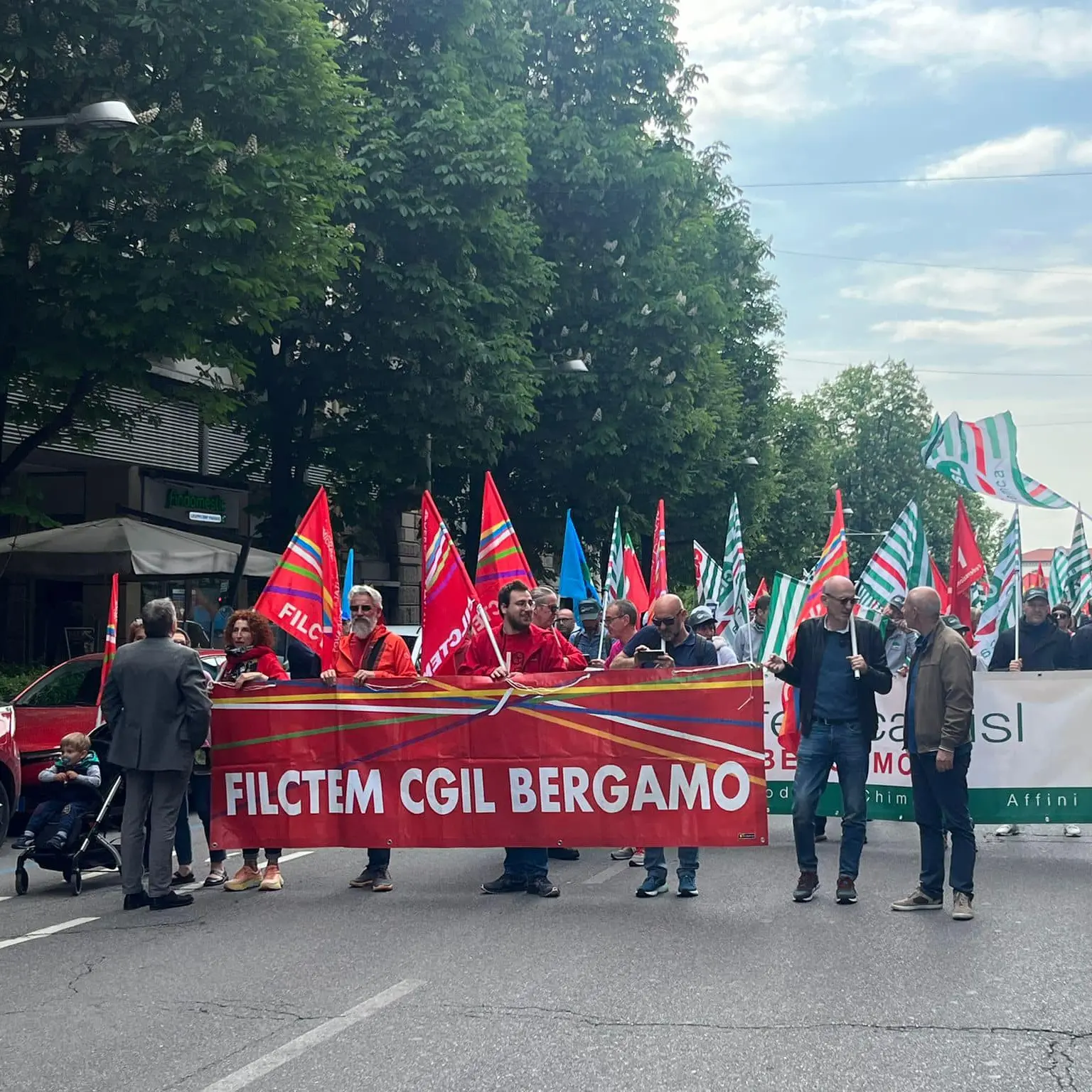 Due mesi senza paga: protesta davanti alla Eurocast