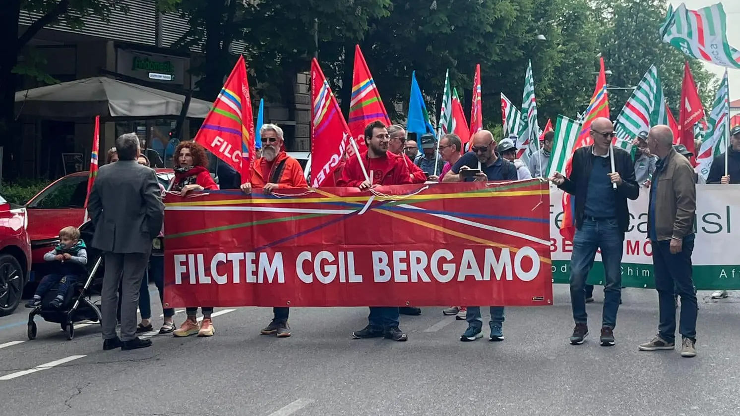 Due mesi senza paga: protesta davanti alla Eurocast