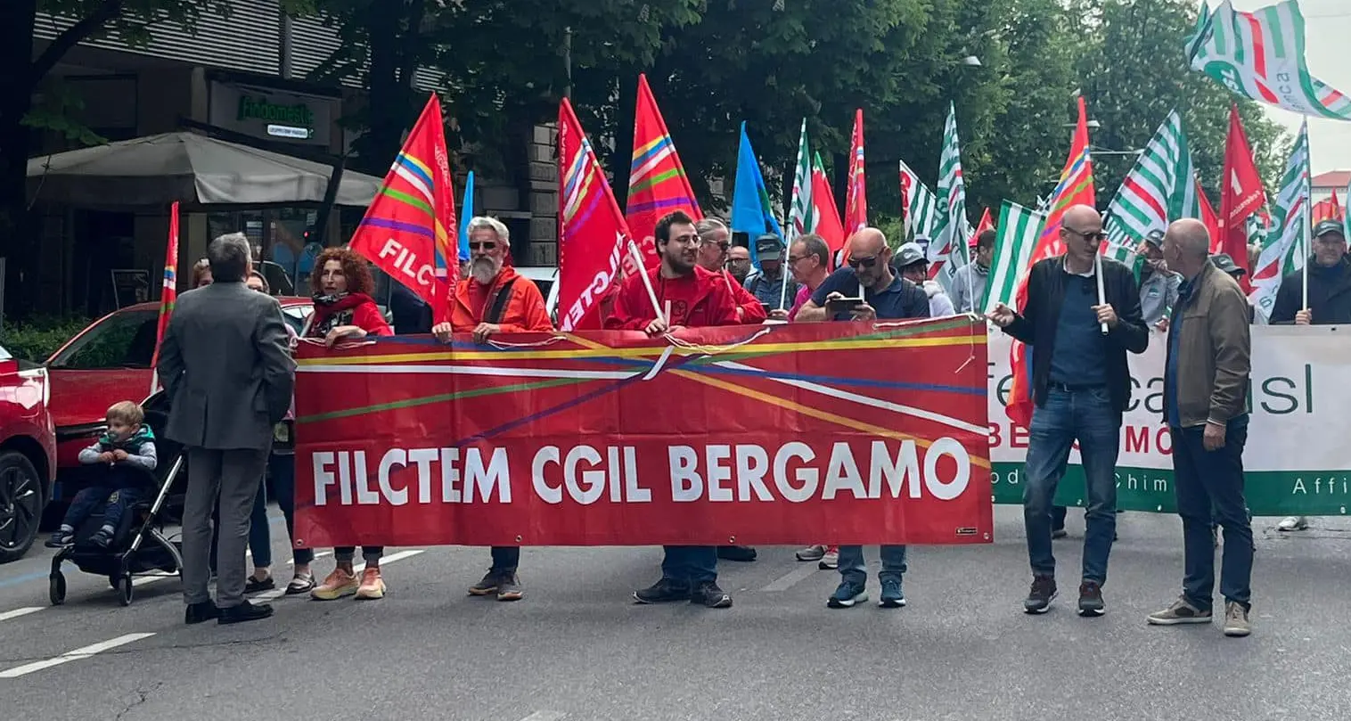 Due mesi senza paga: protesta davanti alla Eurocast