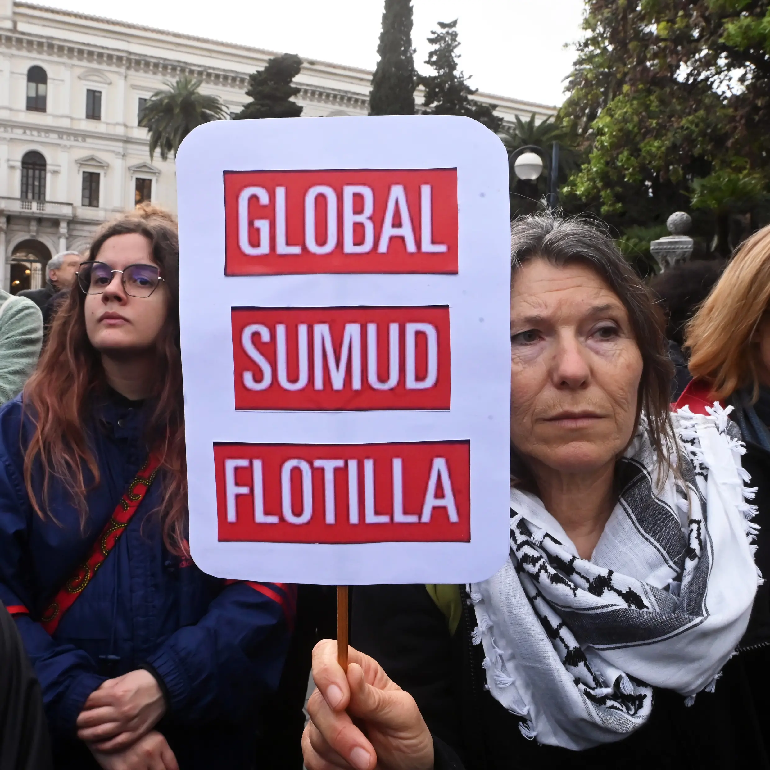 Flotilla, Roma indaga: attivisti ancora in catene
