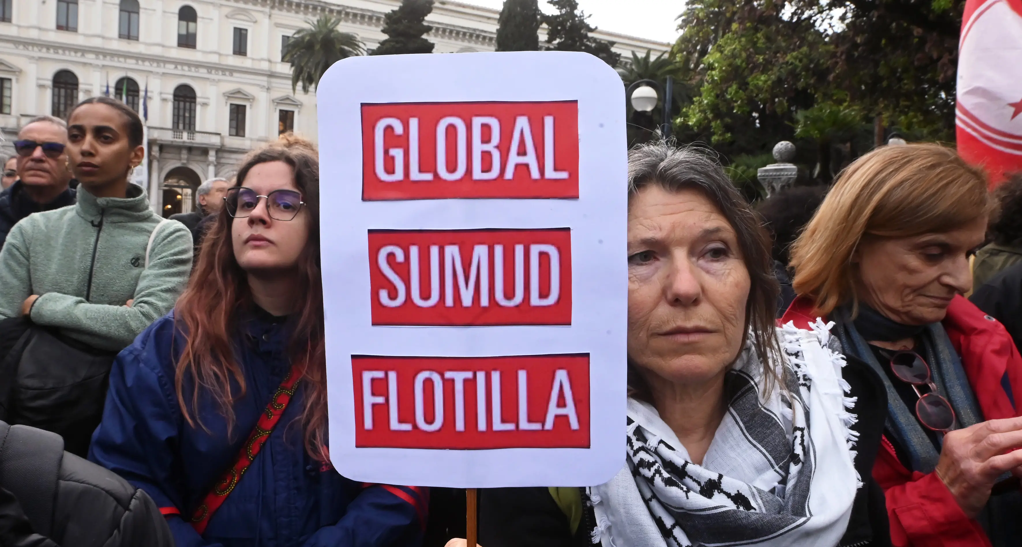 Flotilla, Roma indaga: attivisti ancora in catene