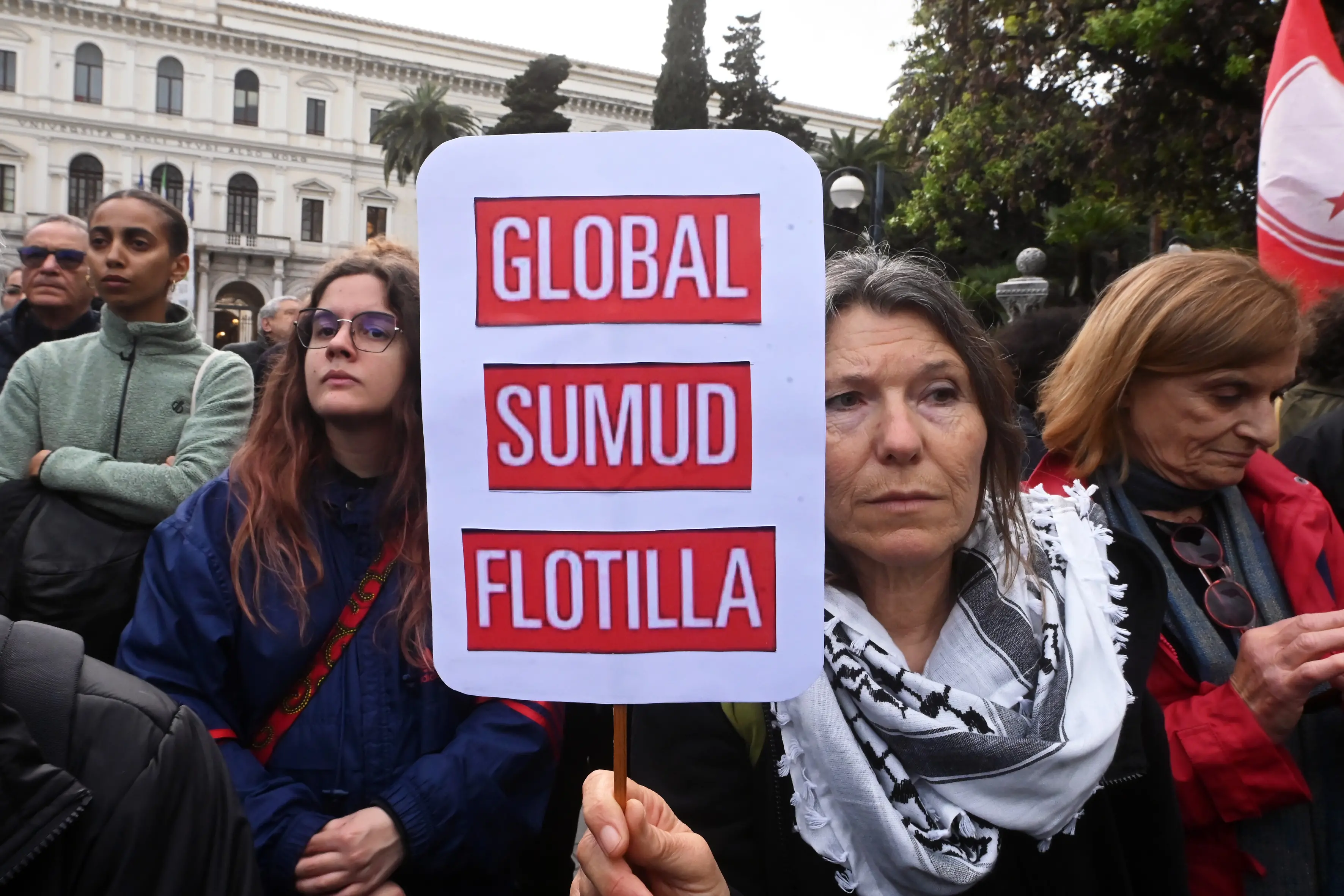 Flotilla, Roma indaga: attivisti ancora in catene