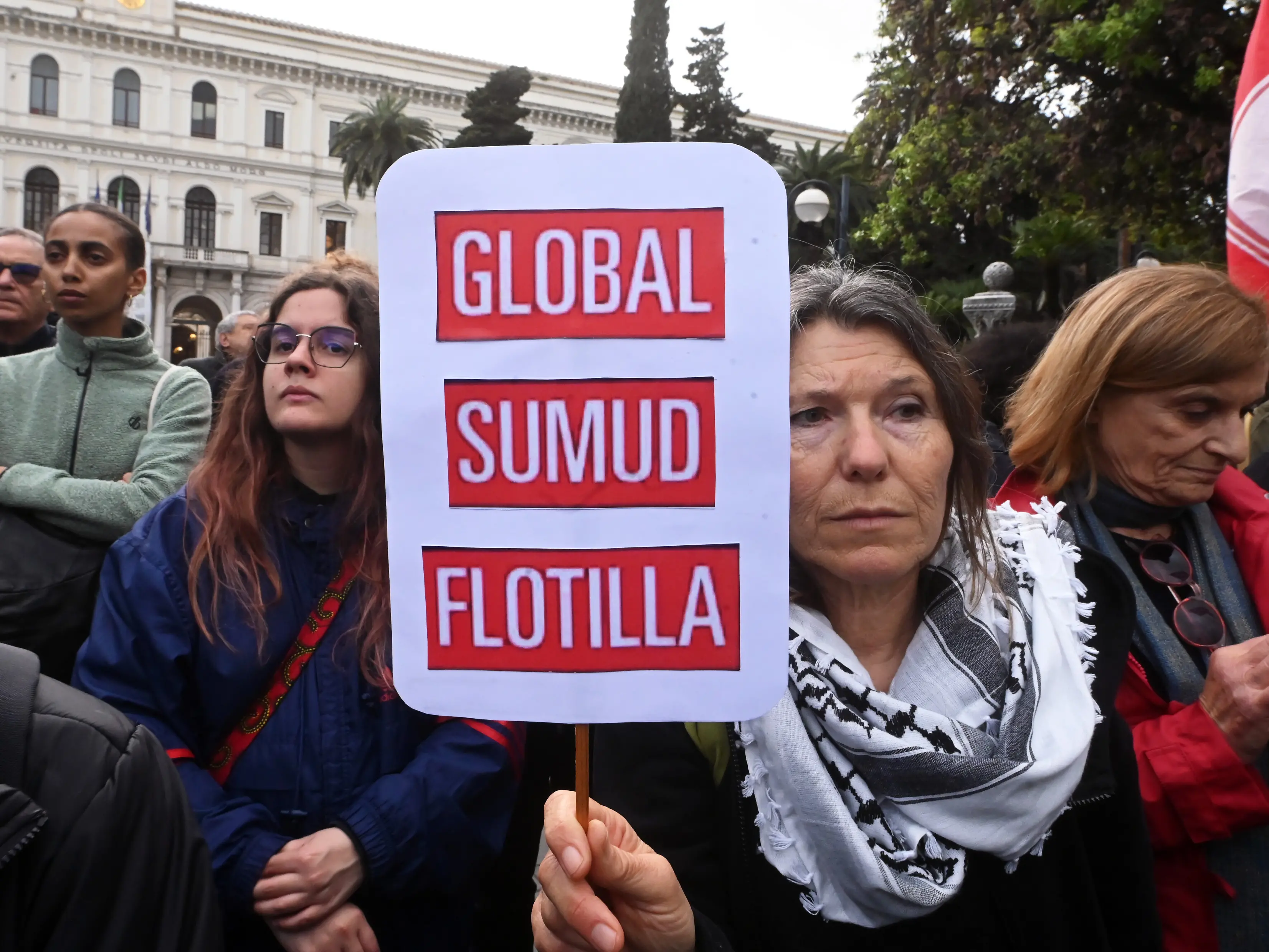 Flotilla, Roma indaga: attivisti ancora in catene