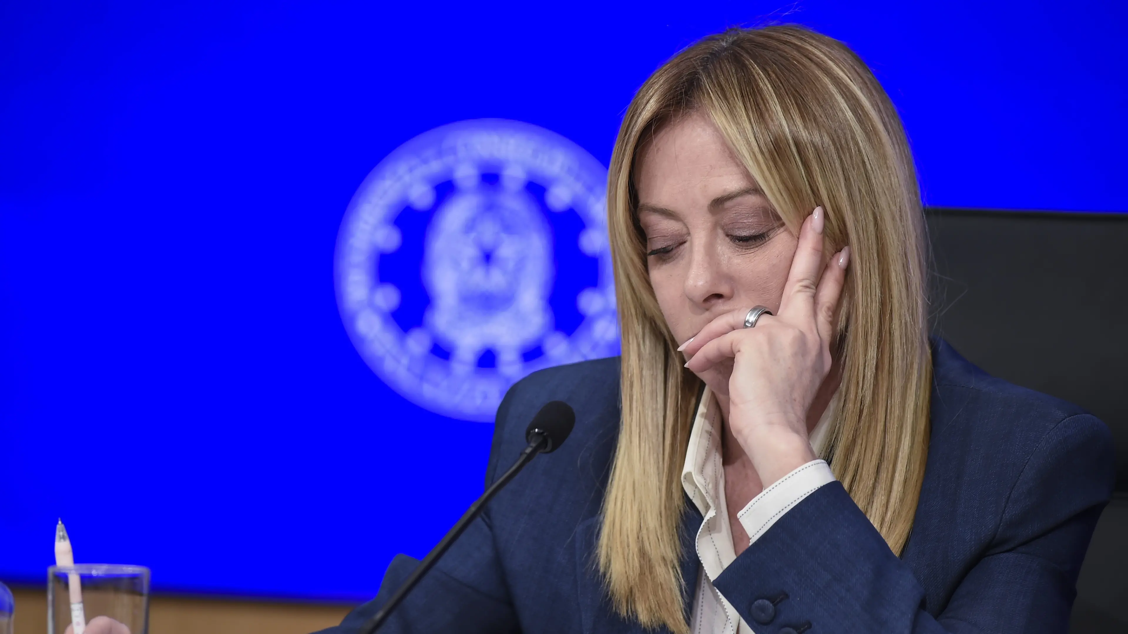 Bonus dimezzati, assunzioni congelate: il decreto lavoro inciampa sul “salario giusto”