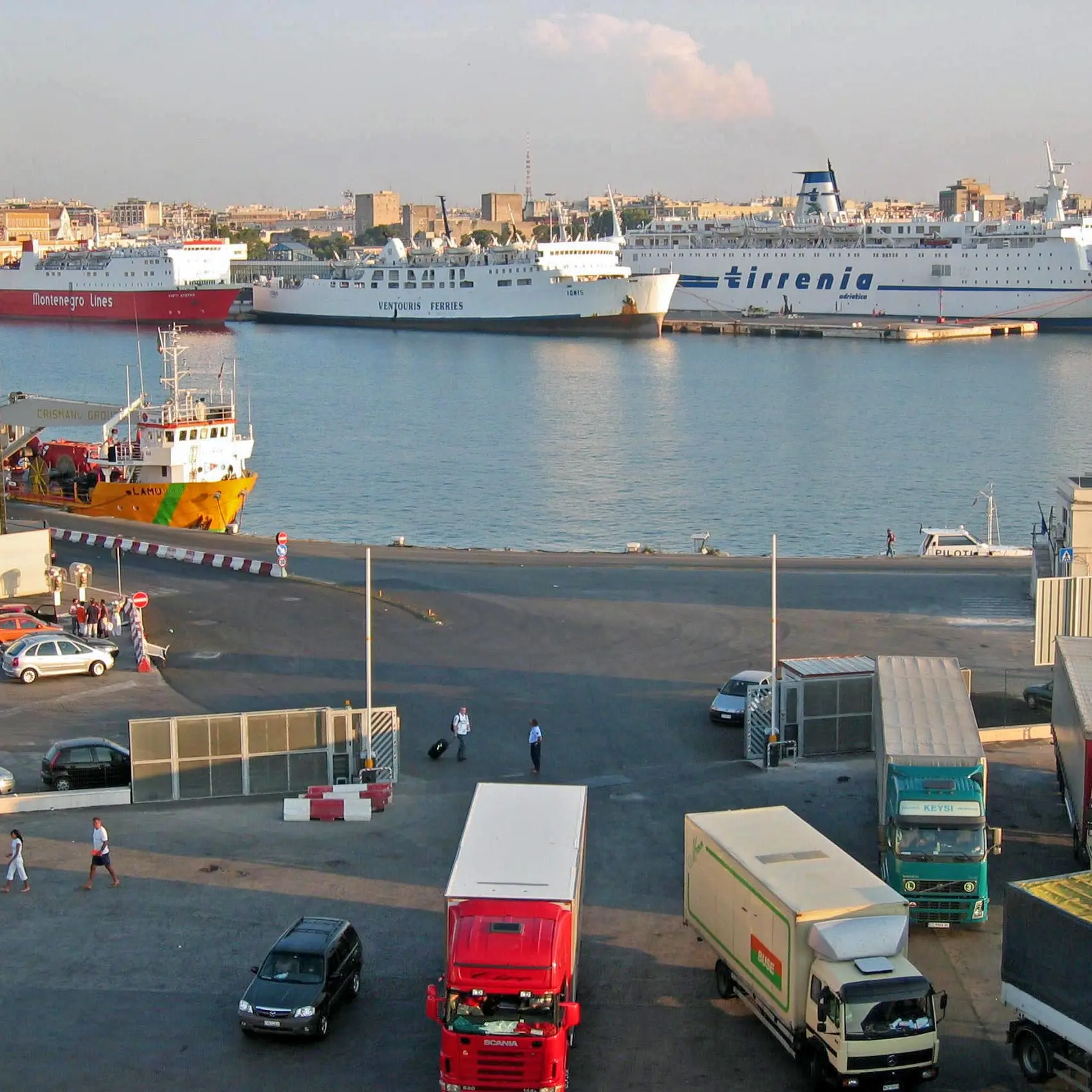 Assemblea sindacale e sit-in di protesta dei lavoratori del porto Bari