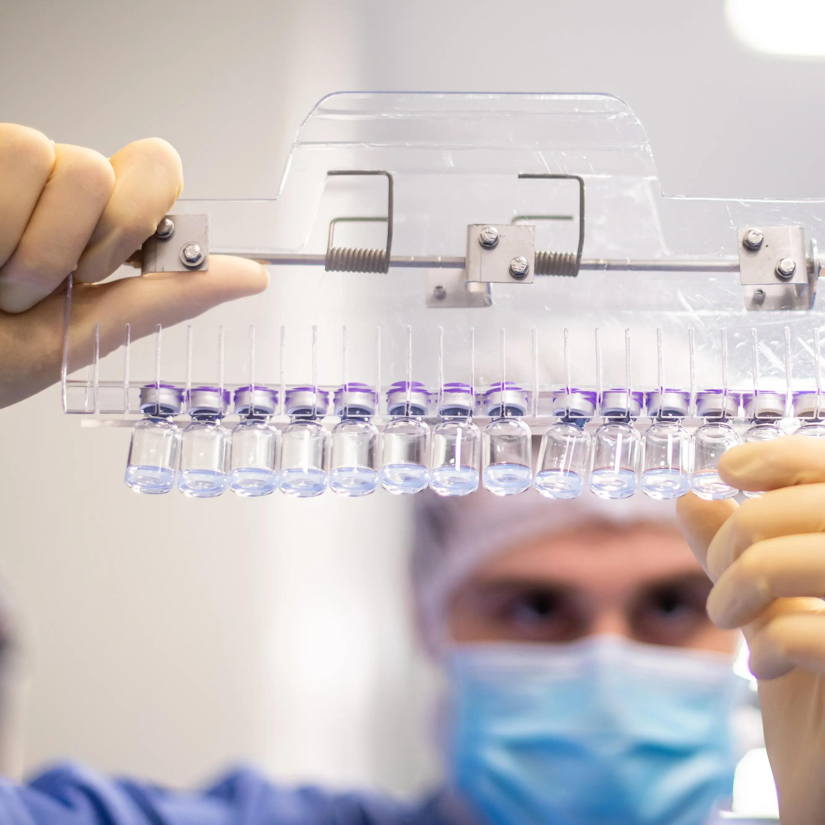 Catania, crollano i volumi Pfizer: cresce l’allarme