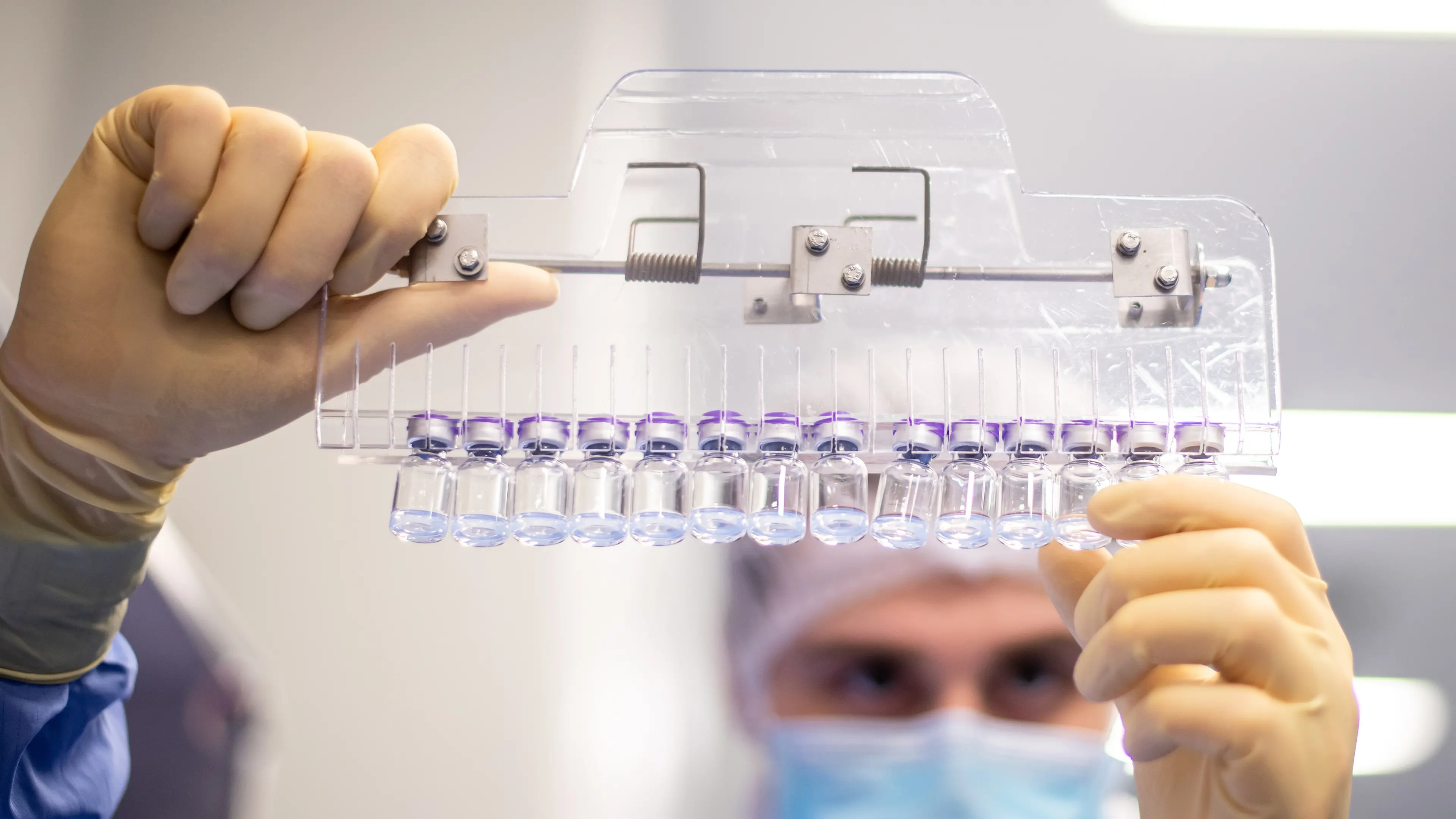 Catania, crollano i volumi Pfizer: cresce l’allarme