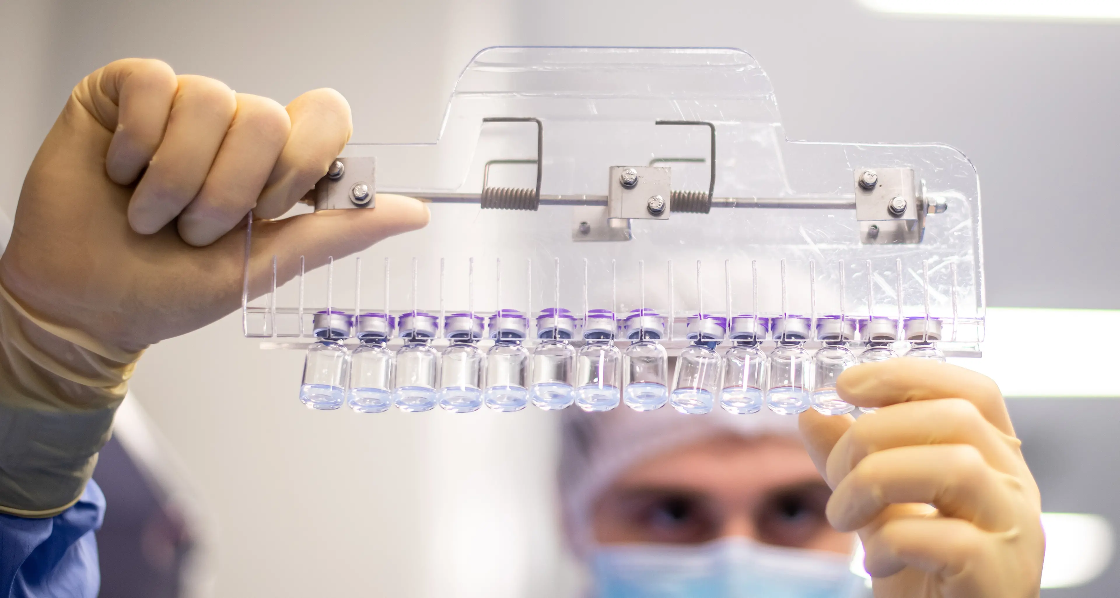 Catania, crollano i volumi Pfizer: cresce l’allarme