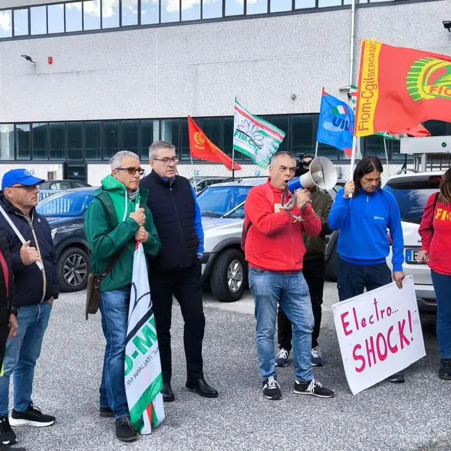 Electrolux, sciopero dopo il piano shock da 1700 esuberi. Urso convoca il tavolo per il 25 maggio