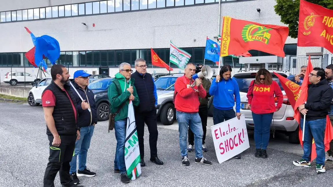 Electrolux, sciopero dopo il piano shock da 1700 esuberi. Urso convoca il tavolo per il 25 maggio 