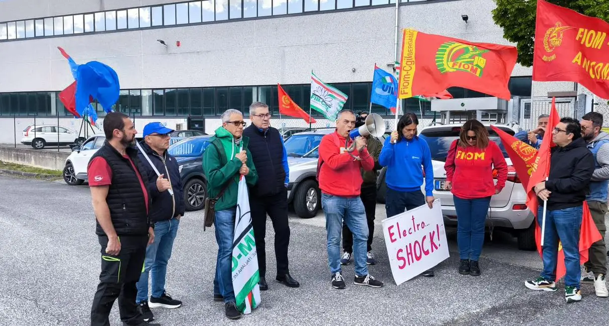 Electrolux, sciopero dopo il piano shock da 1700 esuberi. Urso convoca il tavolo per il 25 maggio