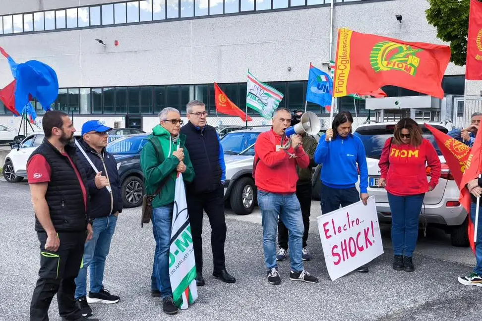 Electrolux, sciopero dopo il piano shock da 1700 esuberi. Urso convoca il tavolo per il 25 maggio