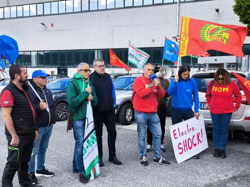 Electrolux, sciopero dopo il piano shock da 1700 esuberi. Urso convoca il tavolo per il 25 maggio 