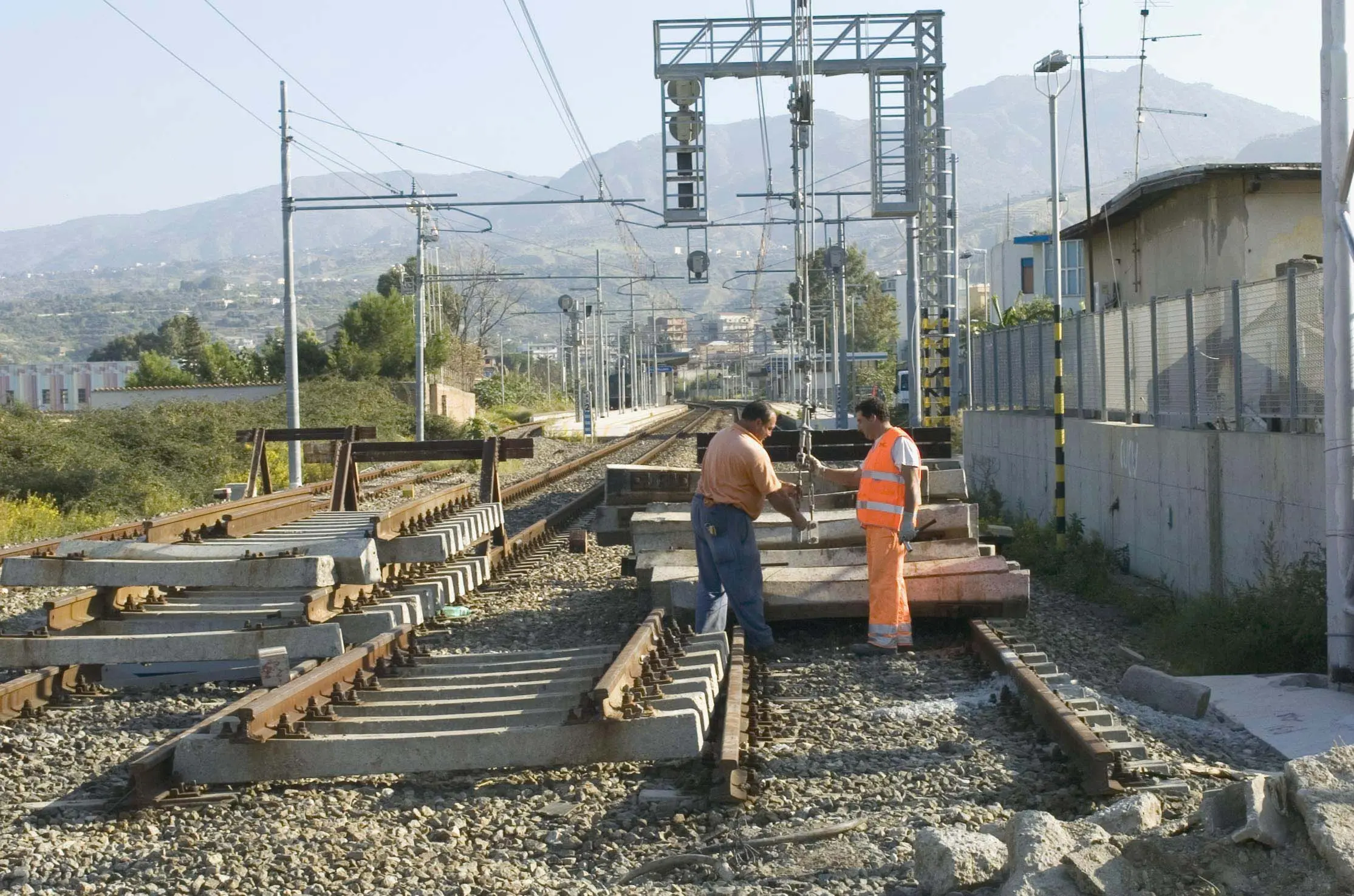 Una raccolta di firme anche per i lavoratori delle ferrovie