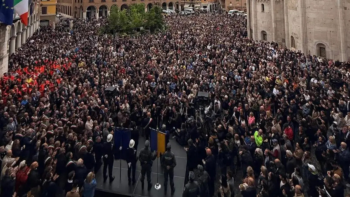 <p>Piazza Grande a Modena nella serata del 17 maggio</p>\\n
