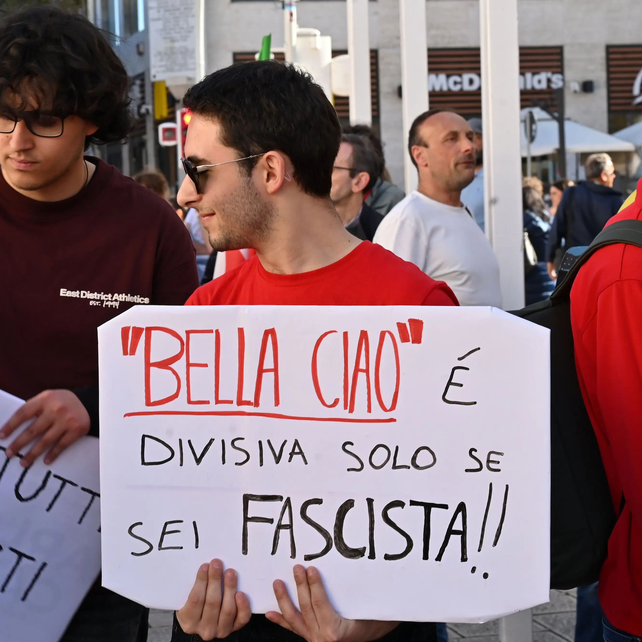 Scuola, la Consulta studentesca di Roma cancella l’antifascismo