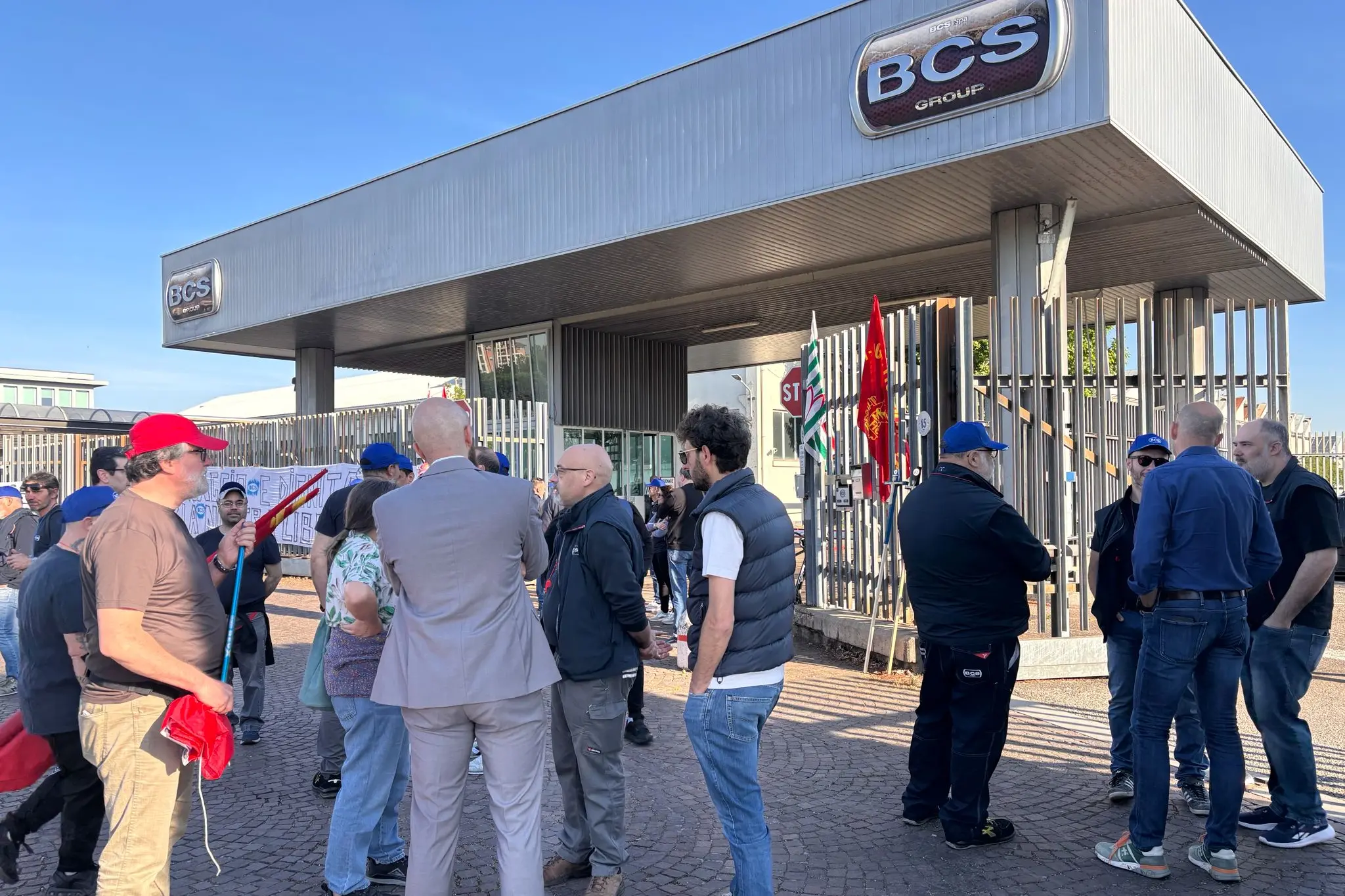 Abbiategrasso, sciopero e corteo degli operai BCS: 500 posti a rischio