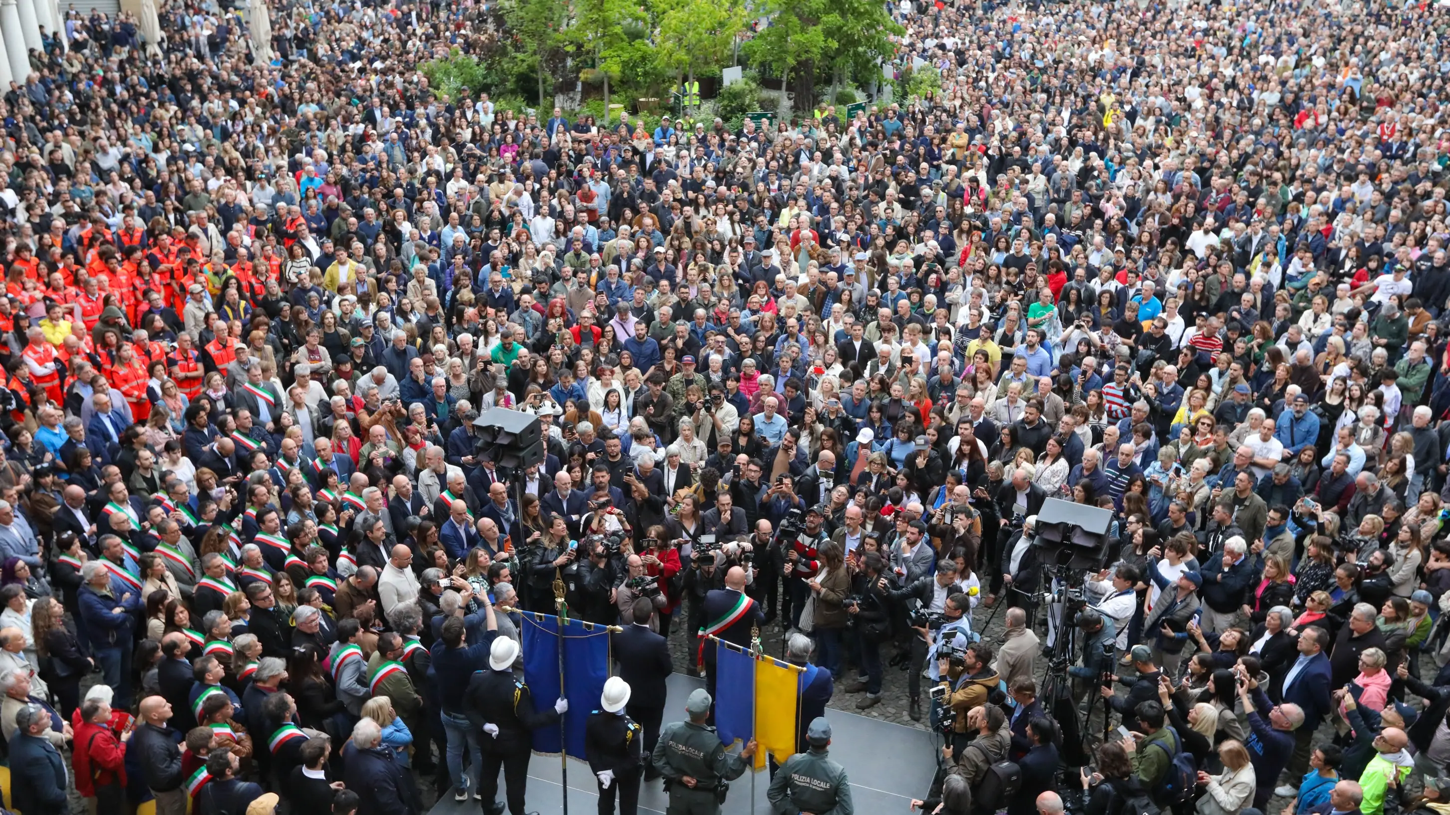 <p>La folla in piazza a Modena domenica 17 maggio</p>\\n