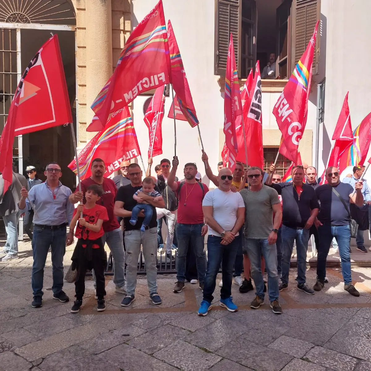 Amap, protesta degli interinali sotto il Comune di Palermo