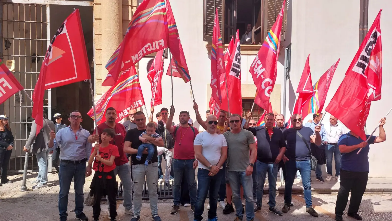 Amap, protesta degli interinali sotto il Comune di Palermo