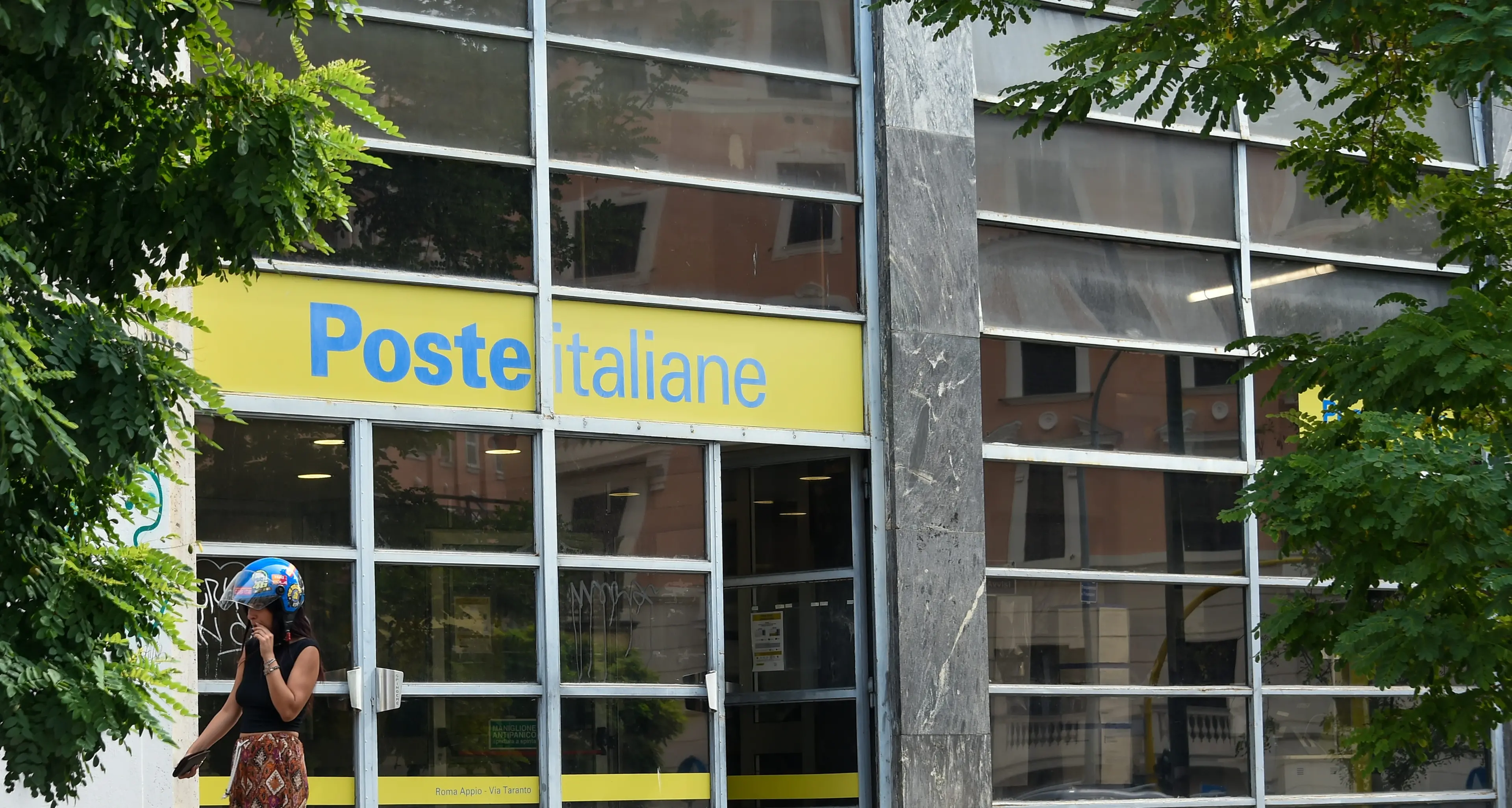 Poste rivuole indietro i soldi dai lavoratori. Slc Cgil: “Decisione shock”