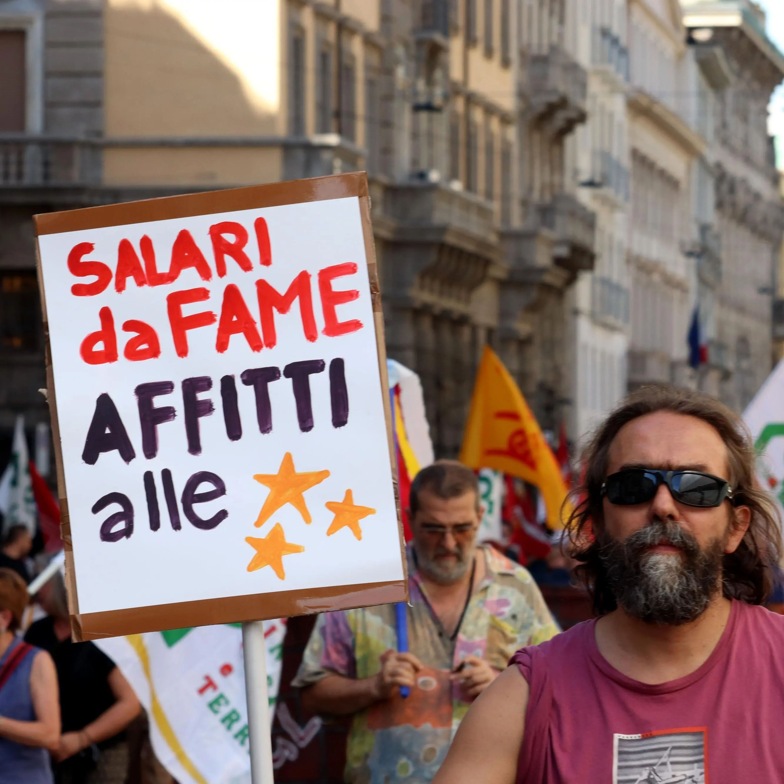 Per arrivare a fine mese ci vuole un altro salario