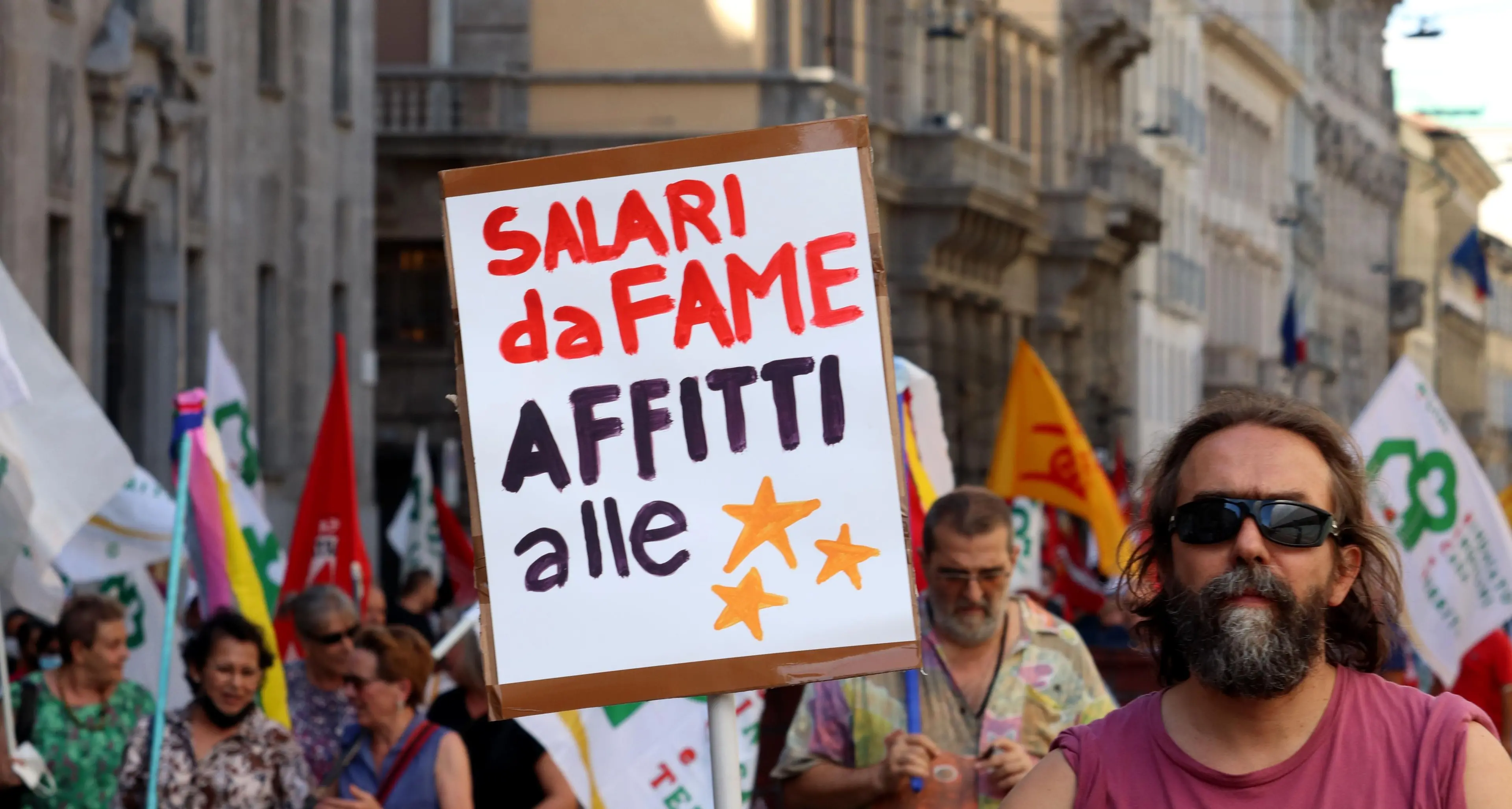 Per arrivare a fine mese ci vuole un altro salario
