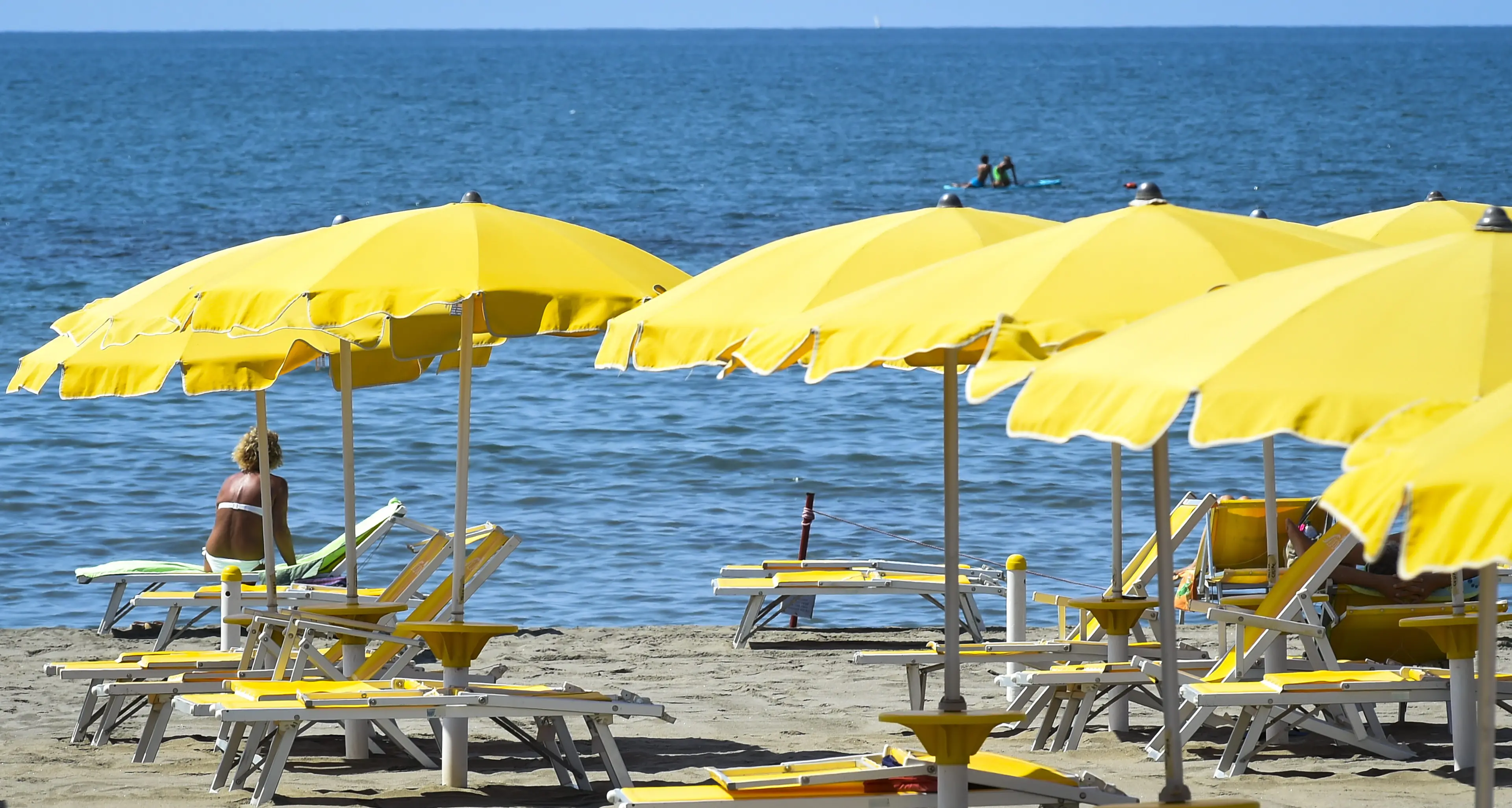 Vacanze 2026, aumenti sotto l’ombrellone